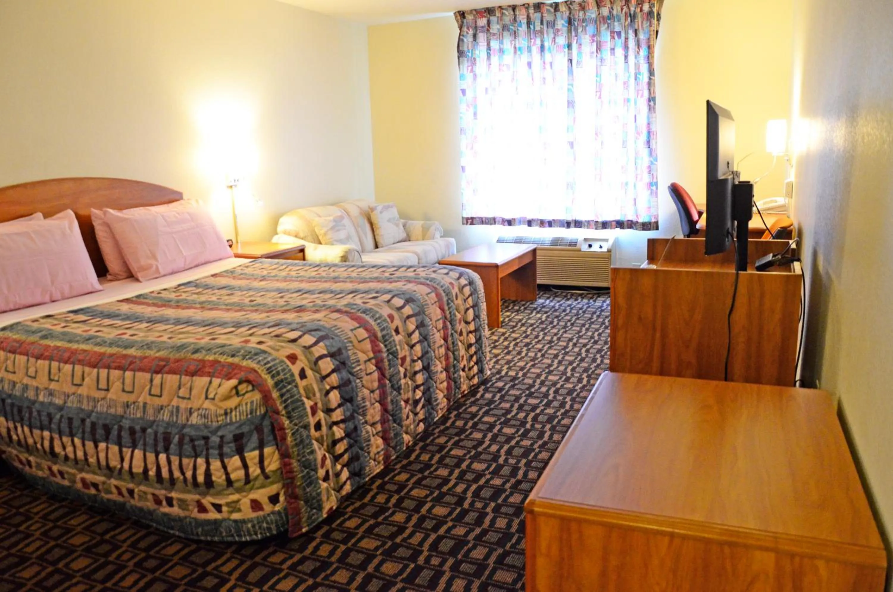 Bed in Budget Host Inn