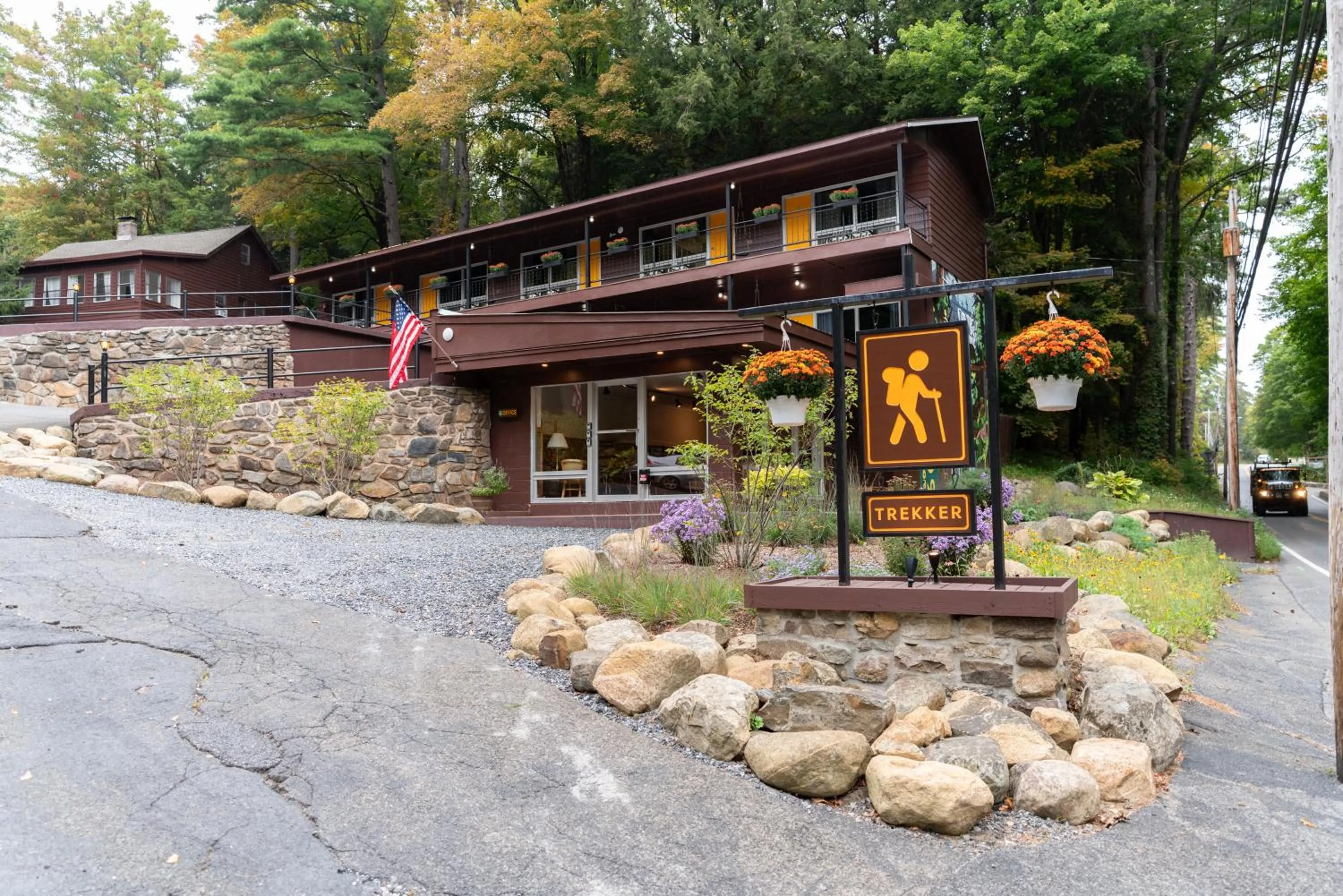 Trekker, Treehouses cabins and lodge rooms
