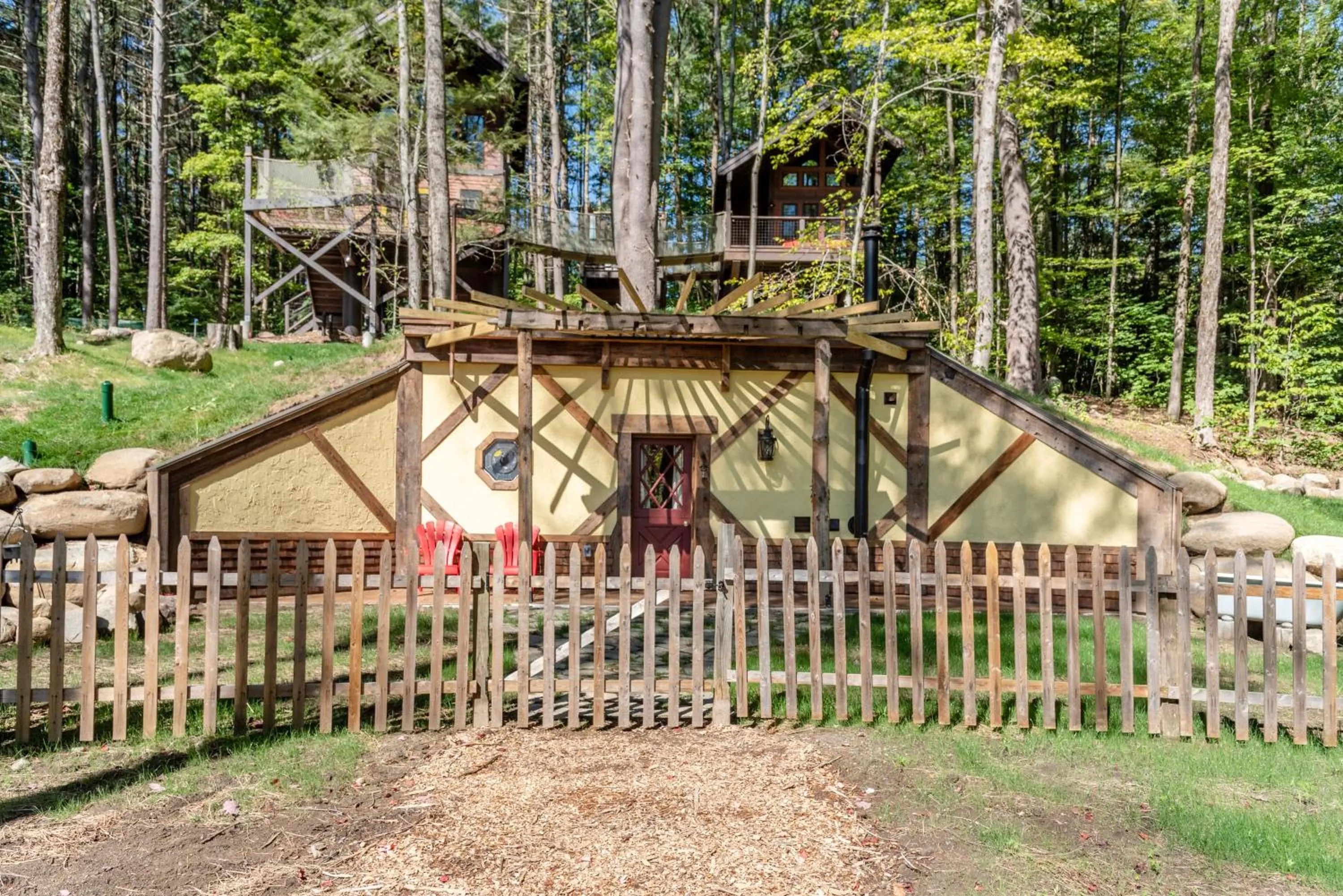 Trekker, Treehouses cabins and lodge rooms