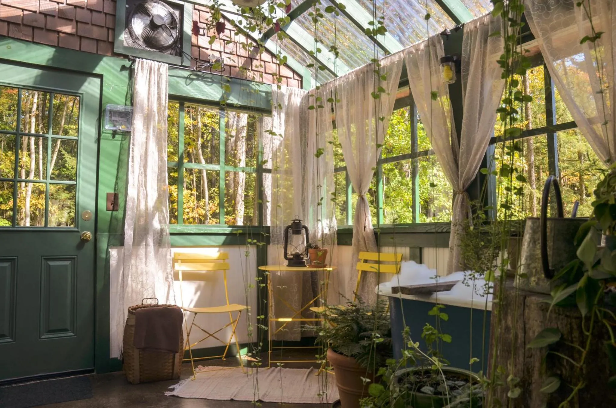 Trekker, Treehouses cabins and lodge rooms