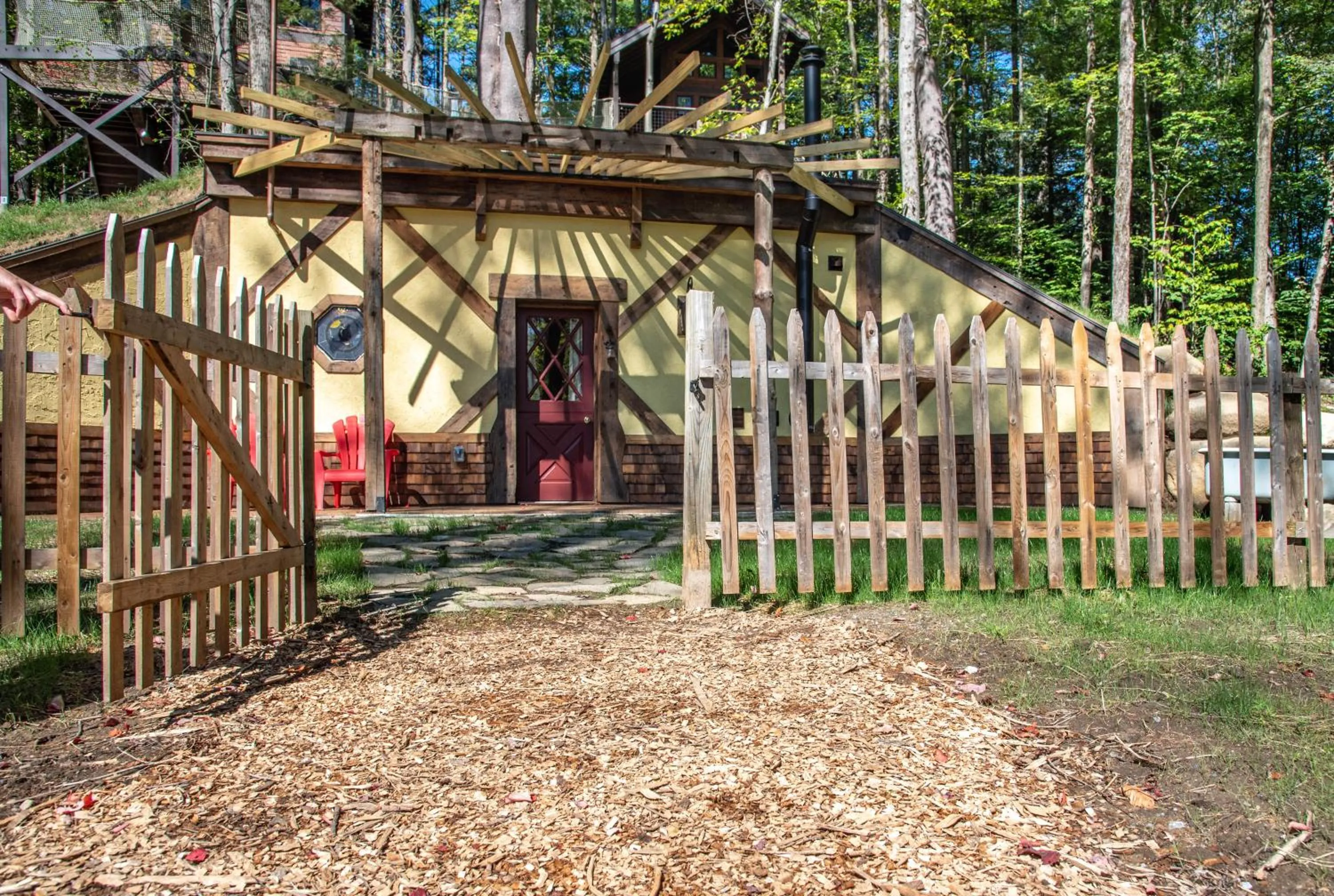 Trekker, Treehouses cabins and lodge rooms
