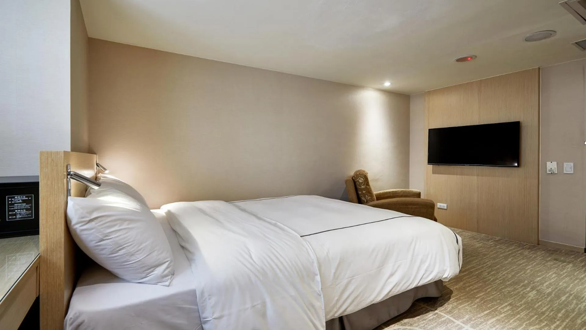 Communal lounge/ TV room, Bed in K Hotel Taipei