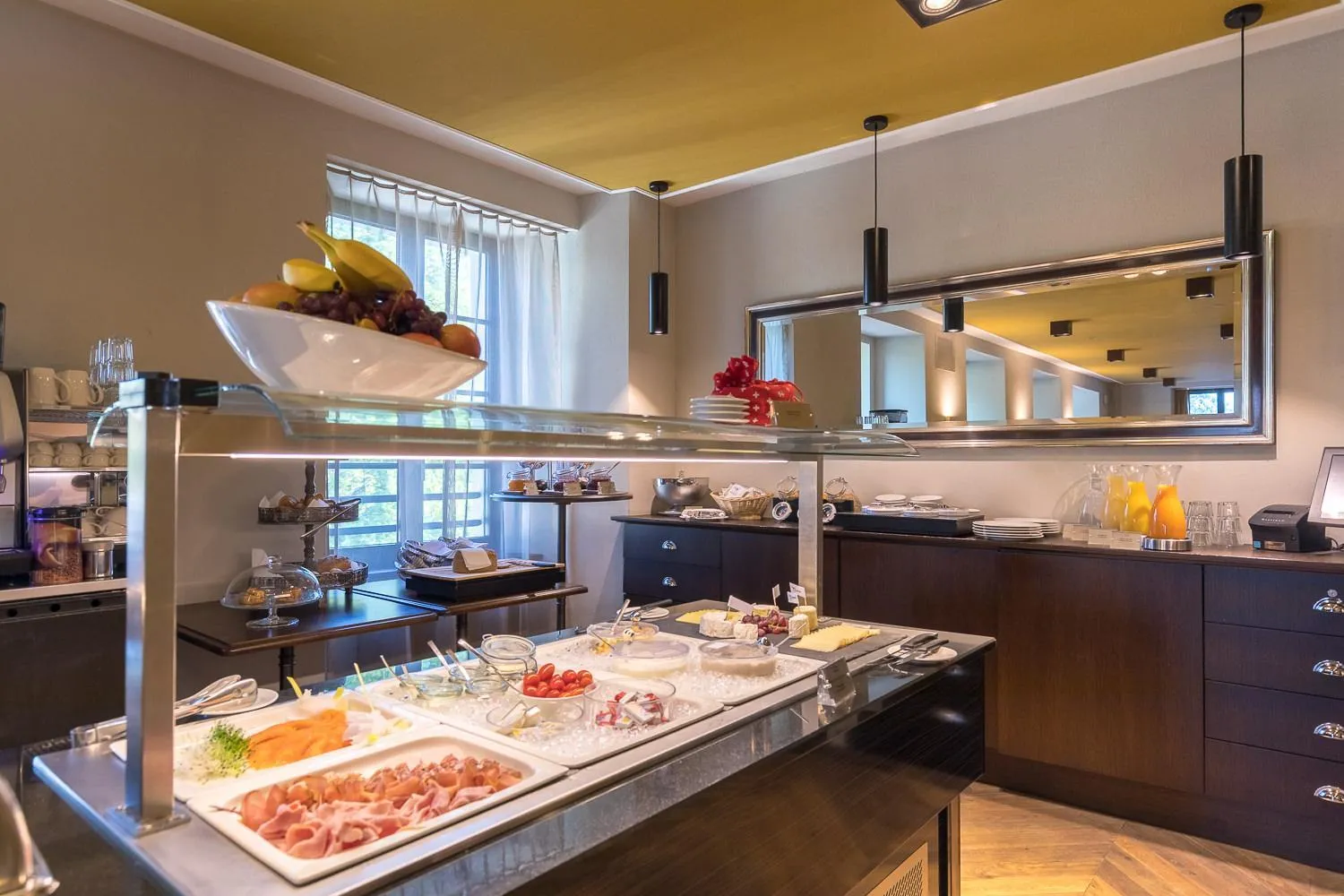 Buffet breakfast in Hotel Kettenbrücke