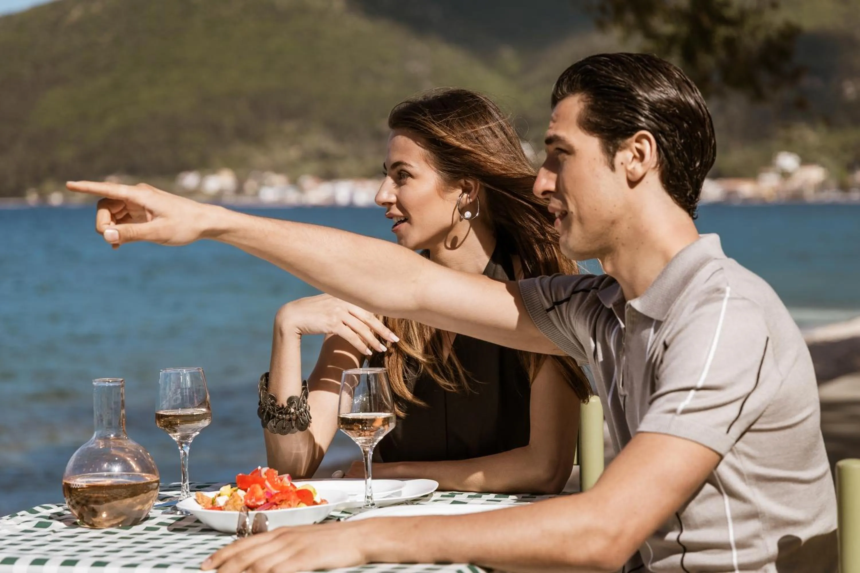 Restaurant/places to eat in Meliti Waterfront Suites