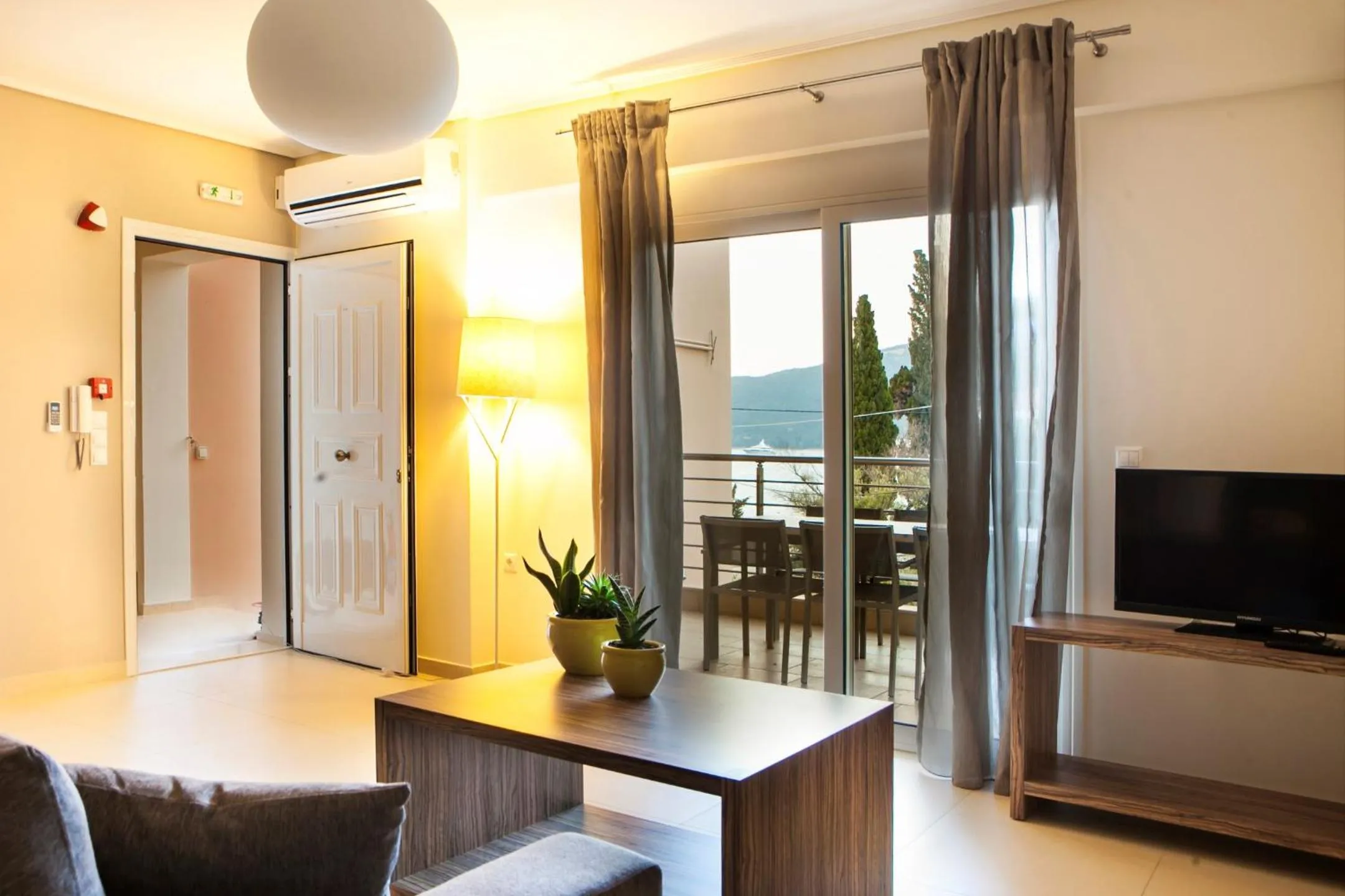 TV and multimedia in Meliti Waterfront Suites