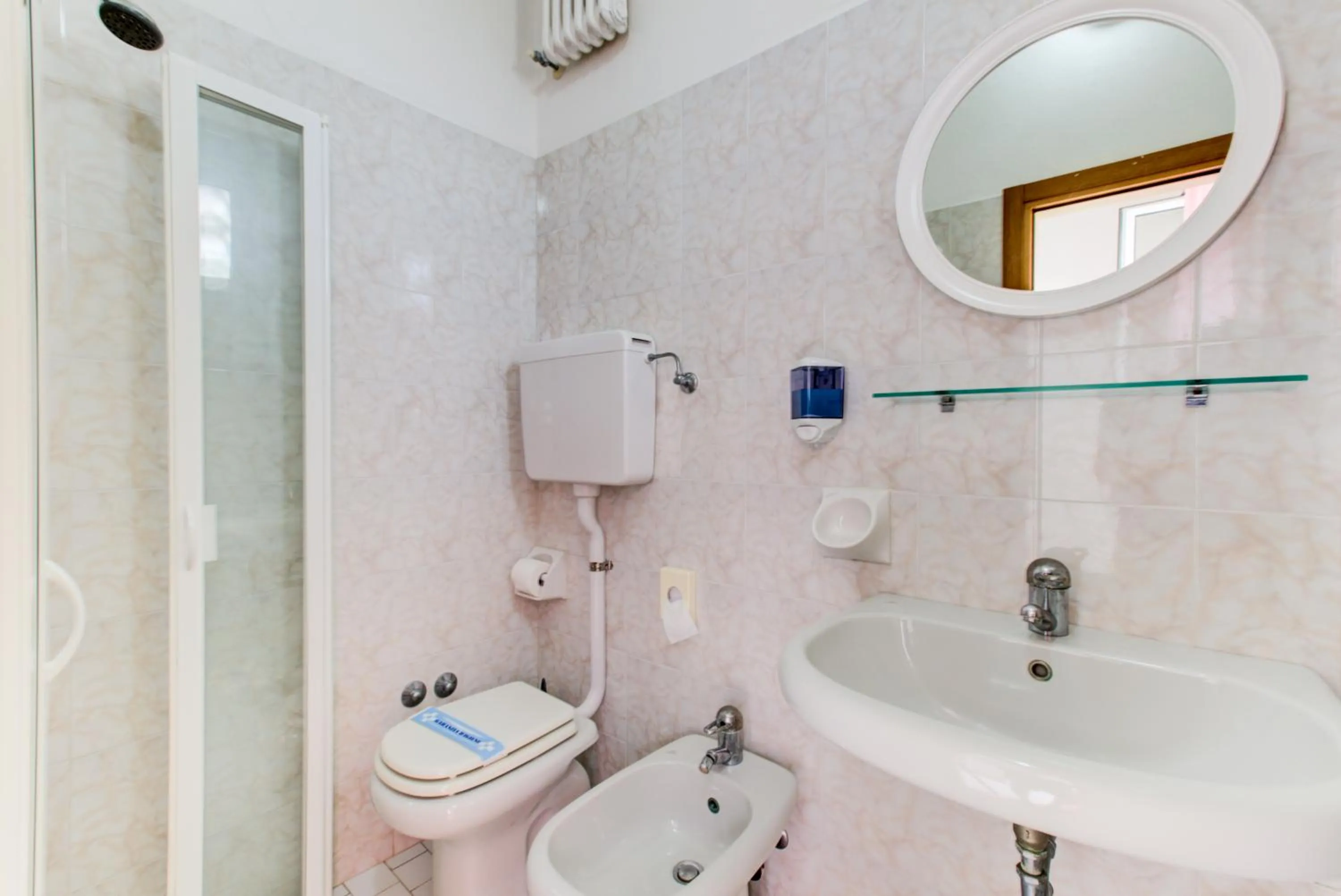 Toilet in Hotel Vela d'Oro