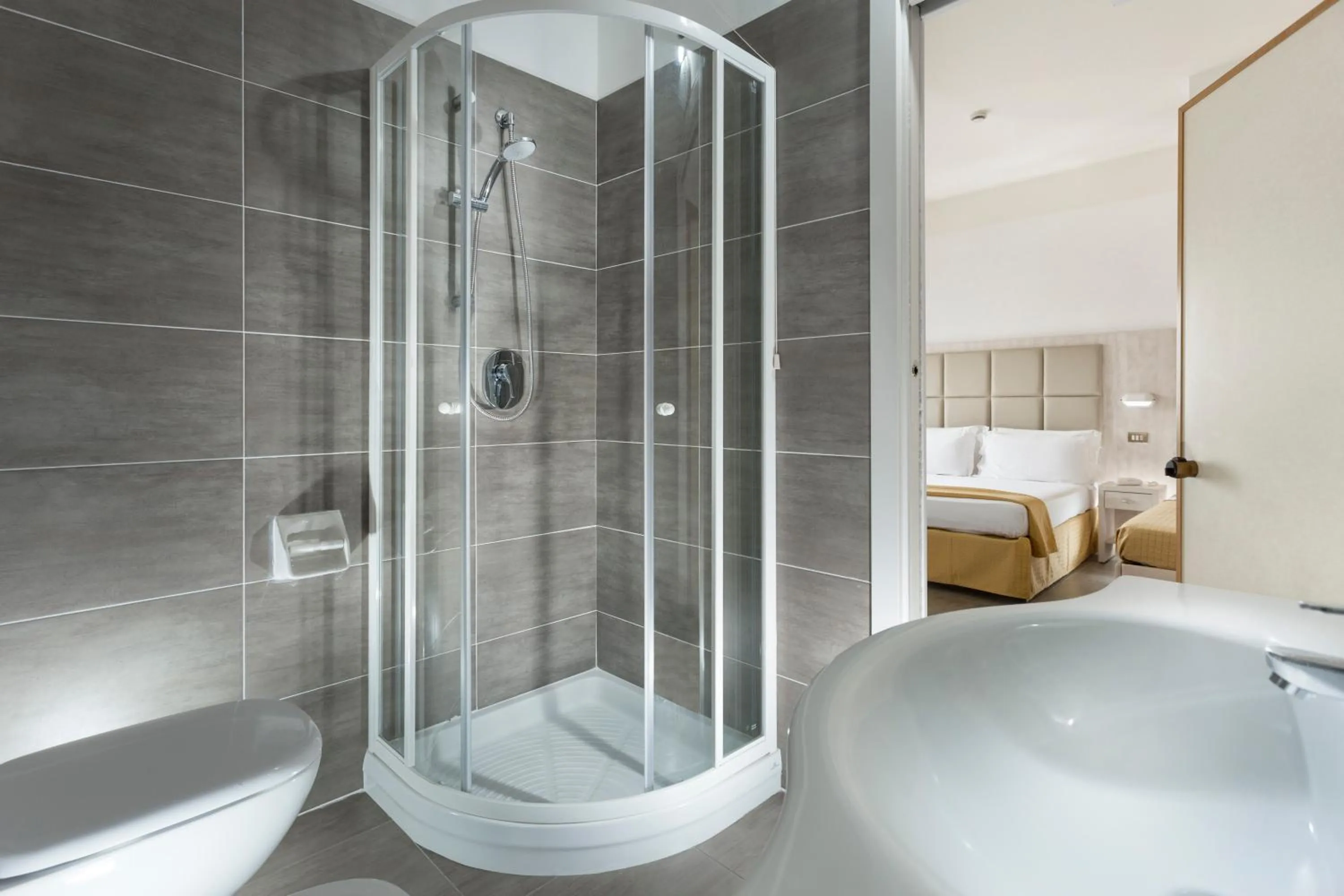 Shower in Hotel Vela d'Oro