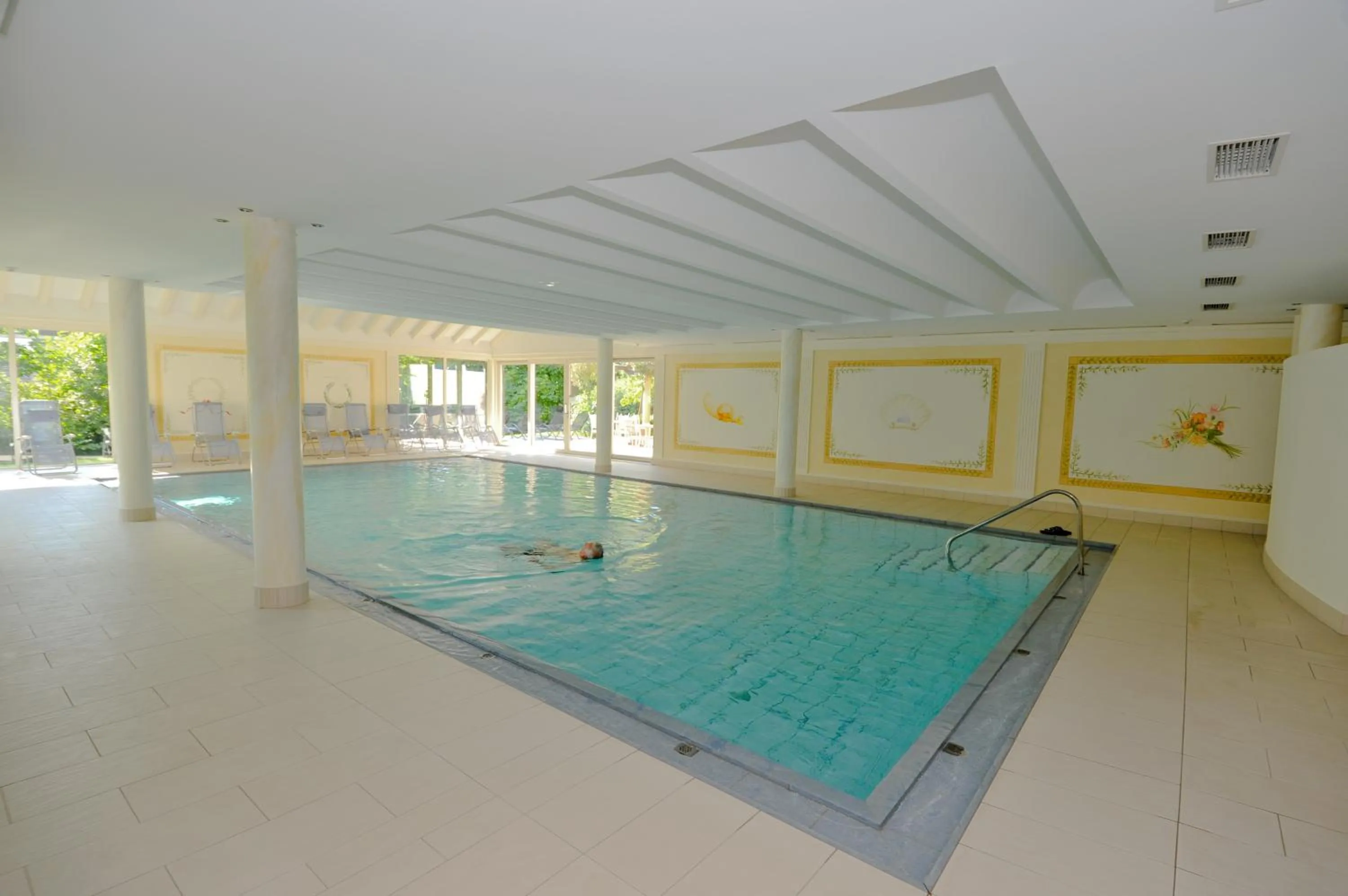 Swimming pool in Kröllnerhof