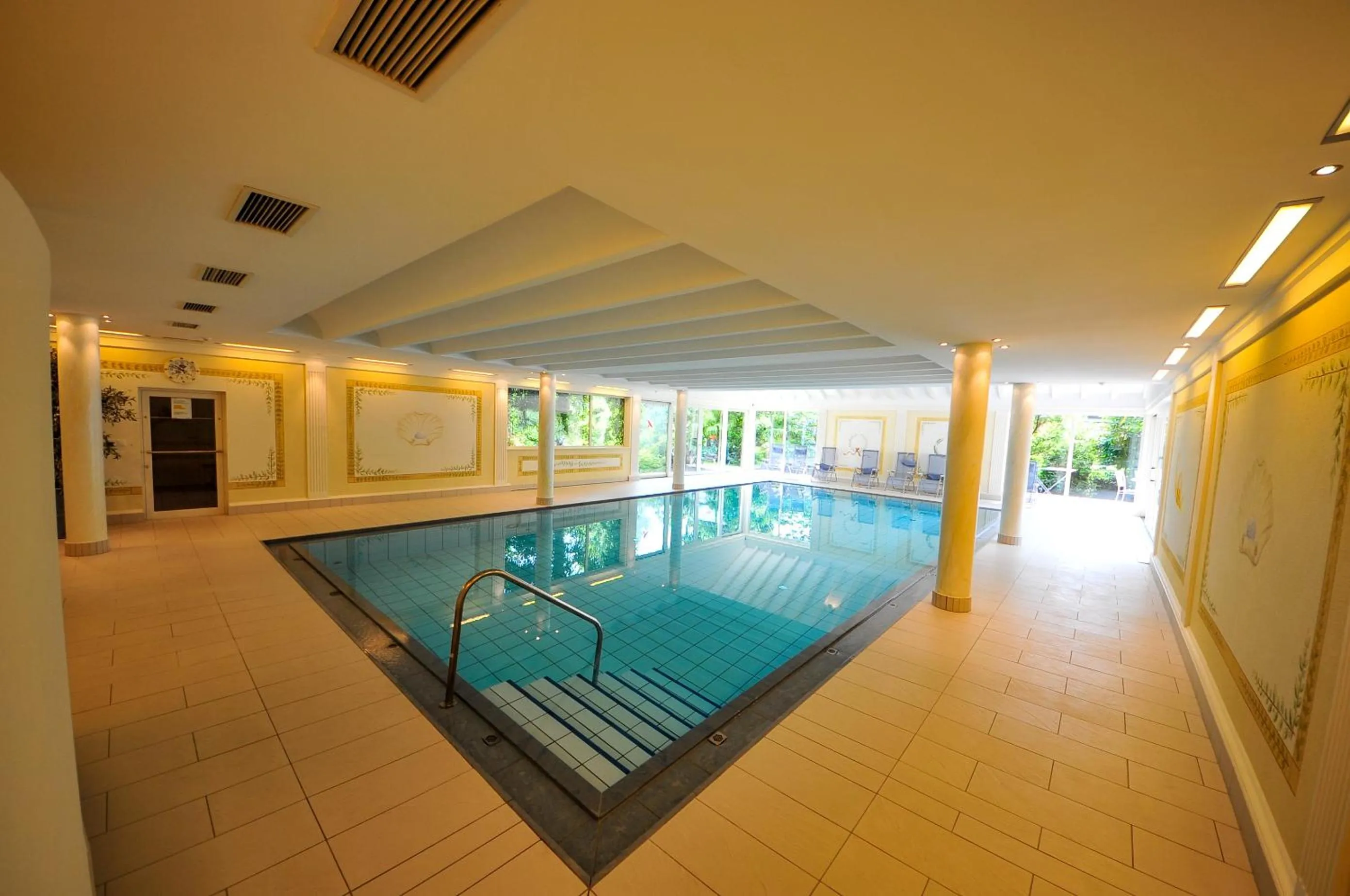 Swimming pool in Kröllnerhof