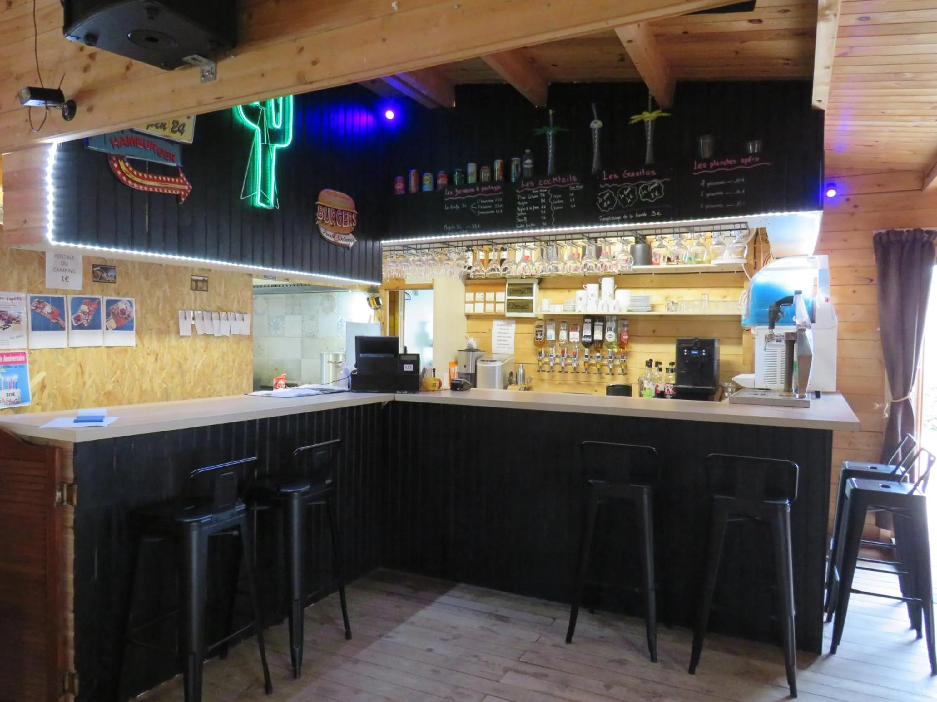 Lounge or bar in Camping Les P'tites Maisons dans la Prairie