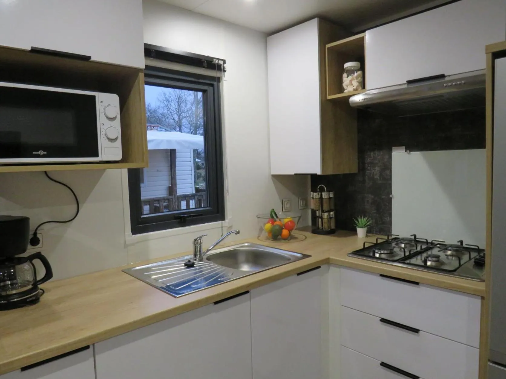 Kitchen or kitchenette in Camping Les P'tites Maisons dans la Prairie