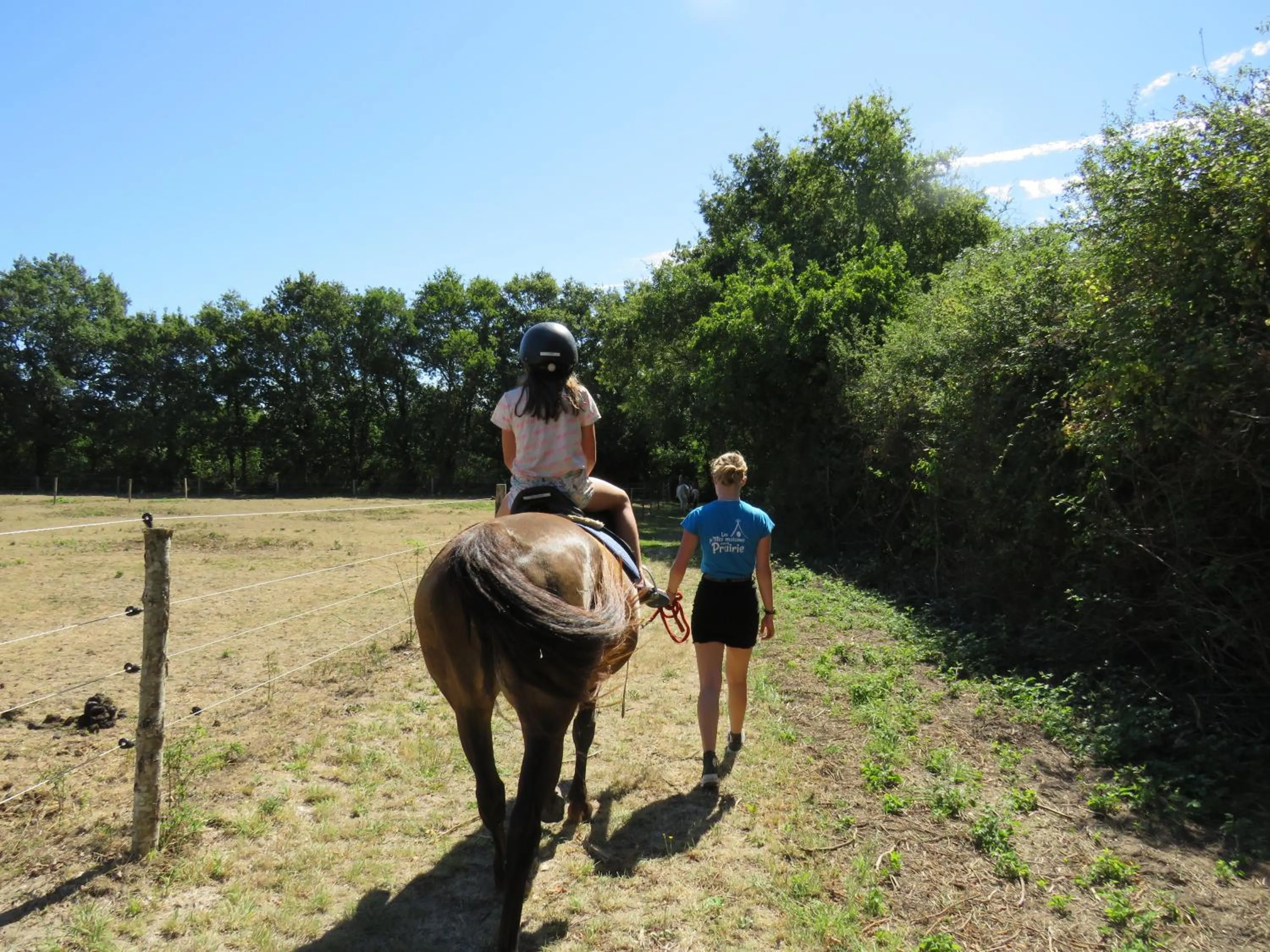 Horse-riding in Camping Les P'tites Maisons dans la Prairie