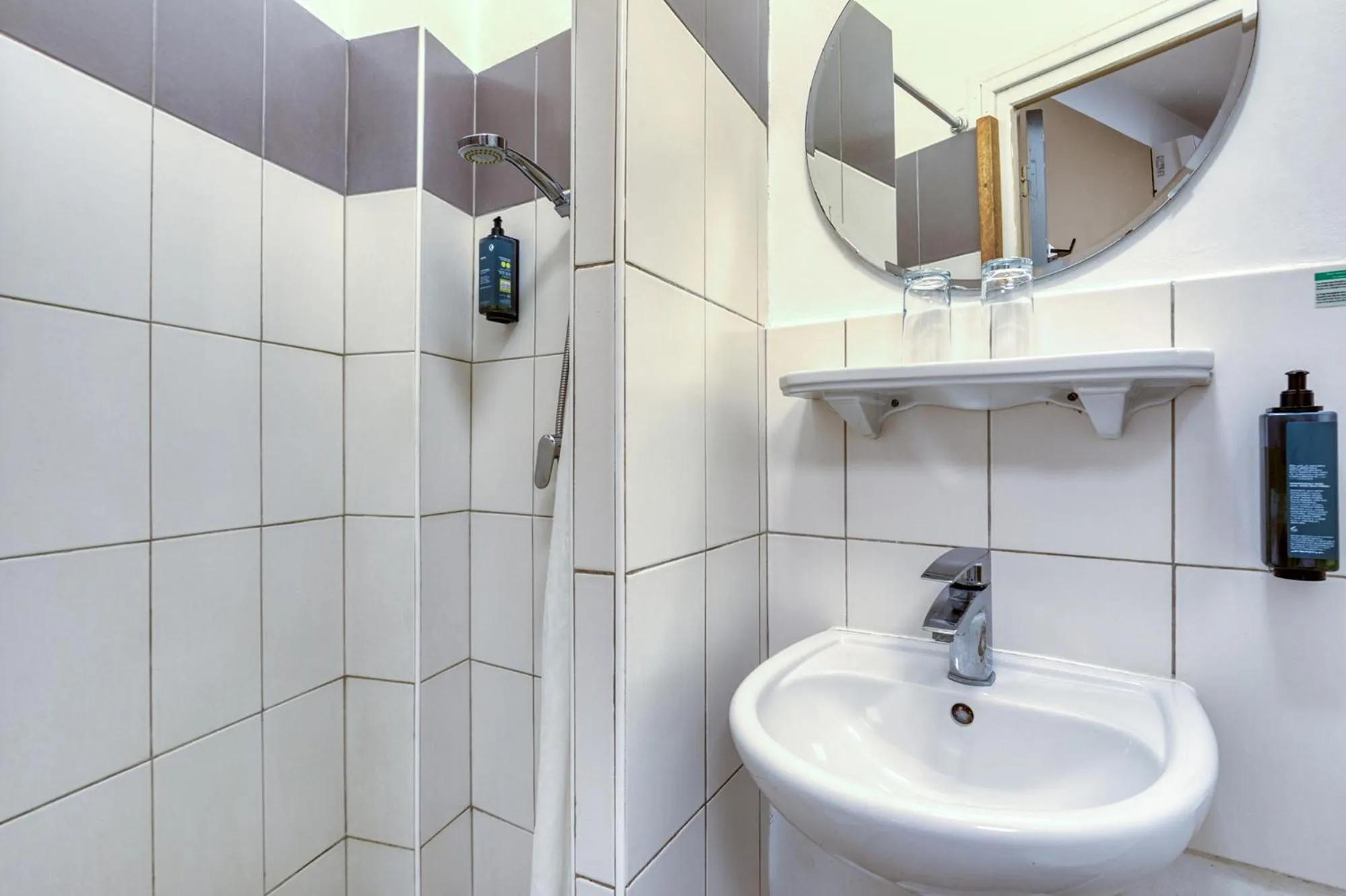 Bathroom in Hôtel Mistral Comédie Saint Roch
