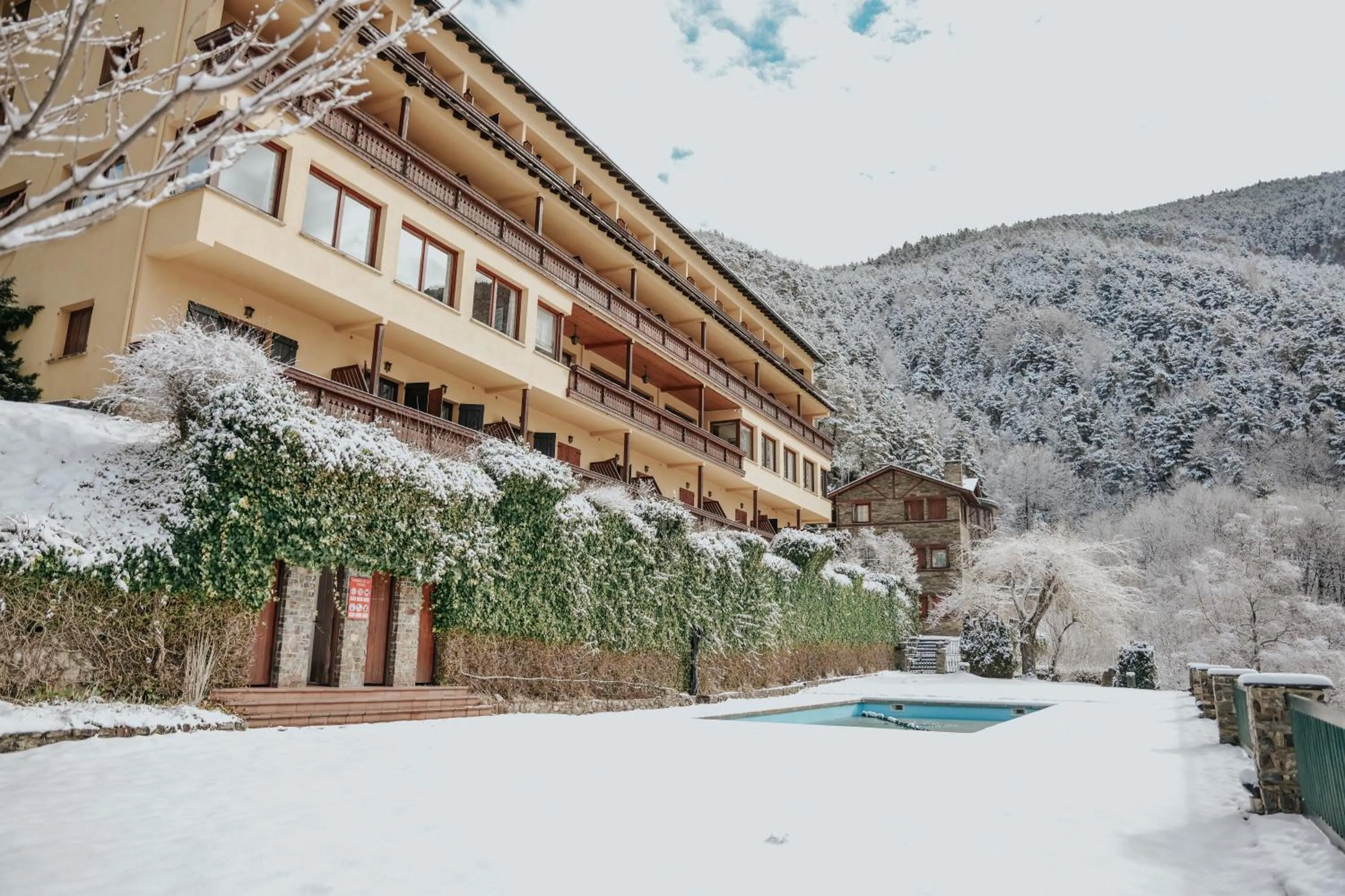 Swimming pool in Abba Ordino Babot Hotel