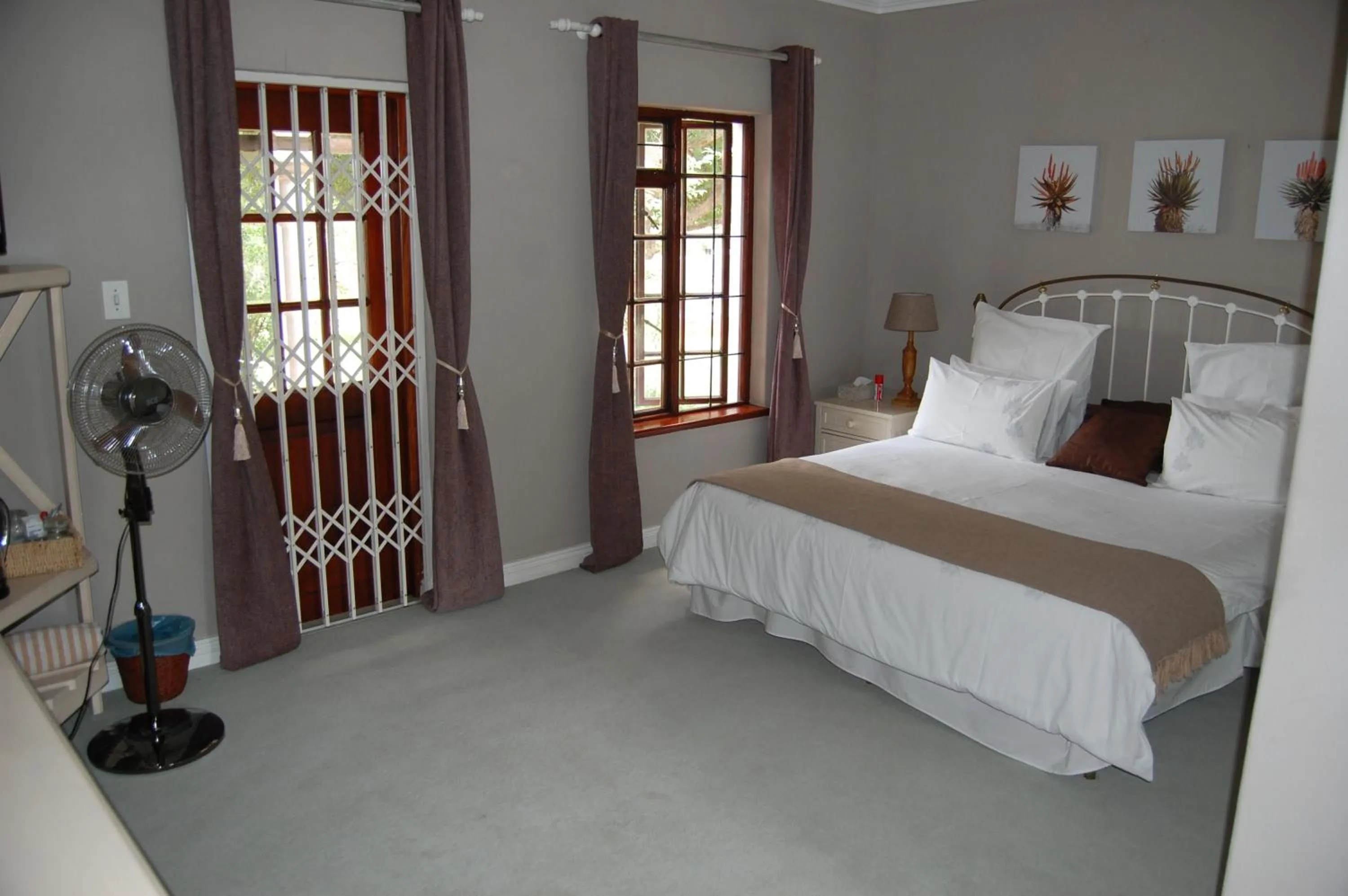 King Room with Garden View - single occupancy in Maple Manor