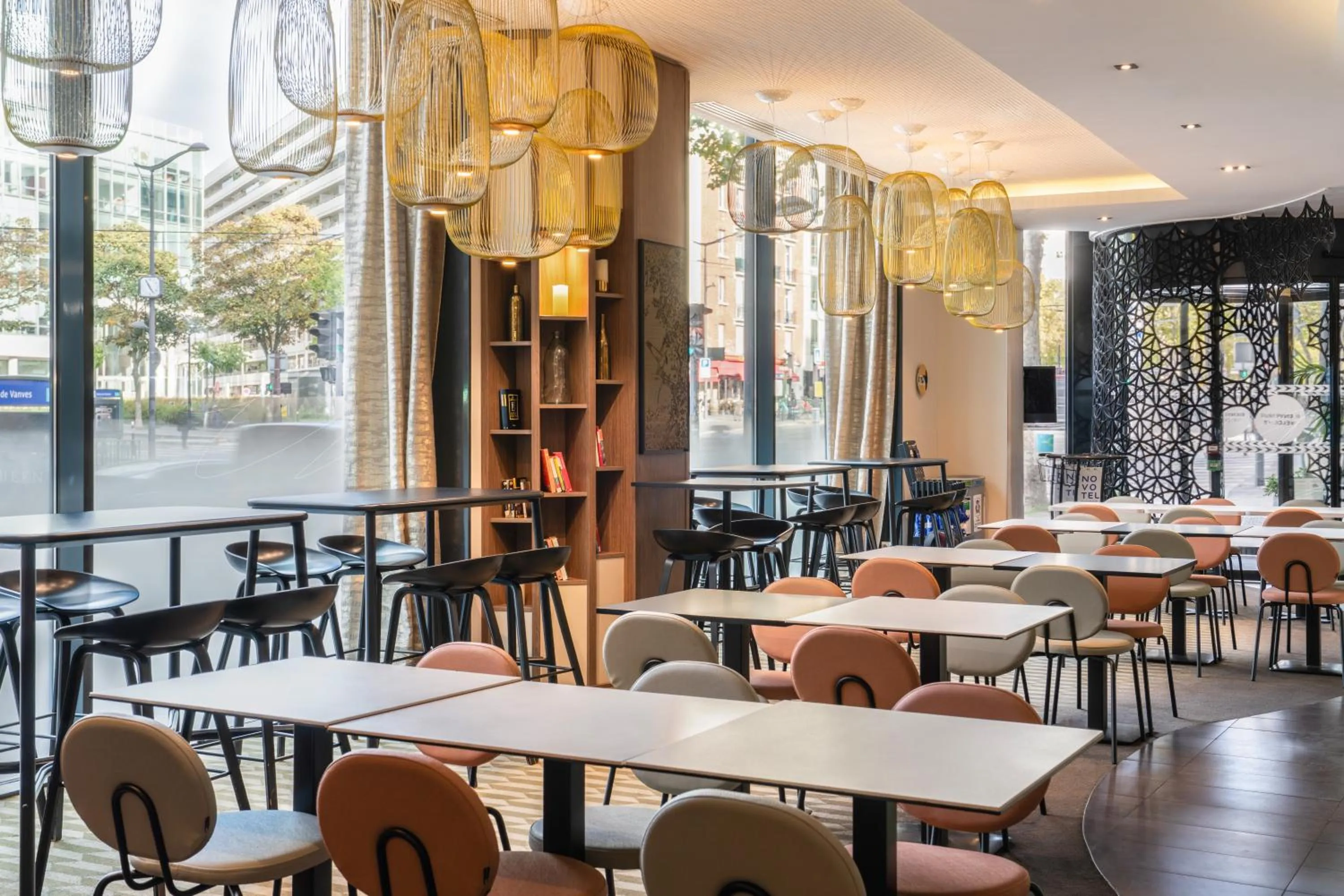 Seating area in Novotel Suites Paris Expo Porte de Versailles