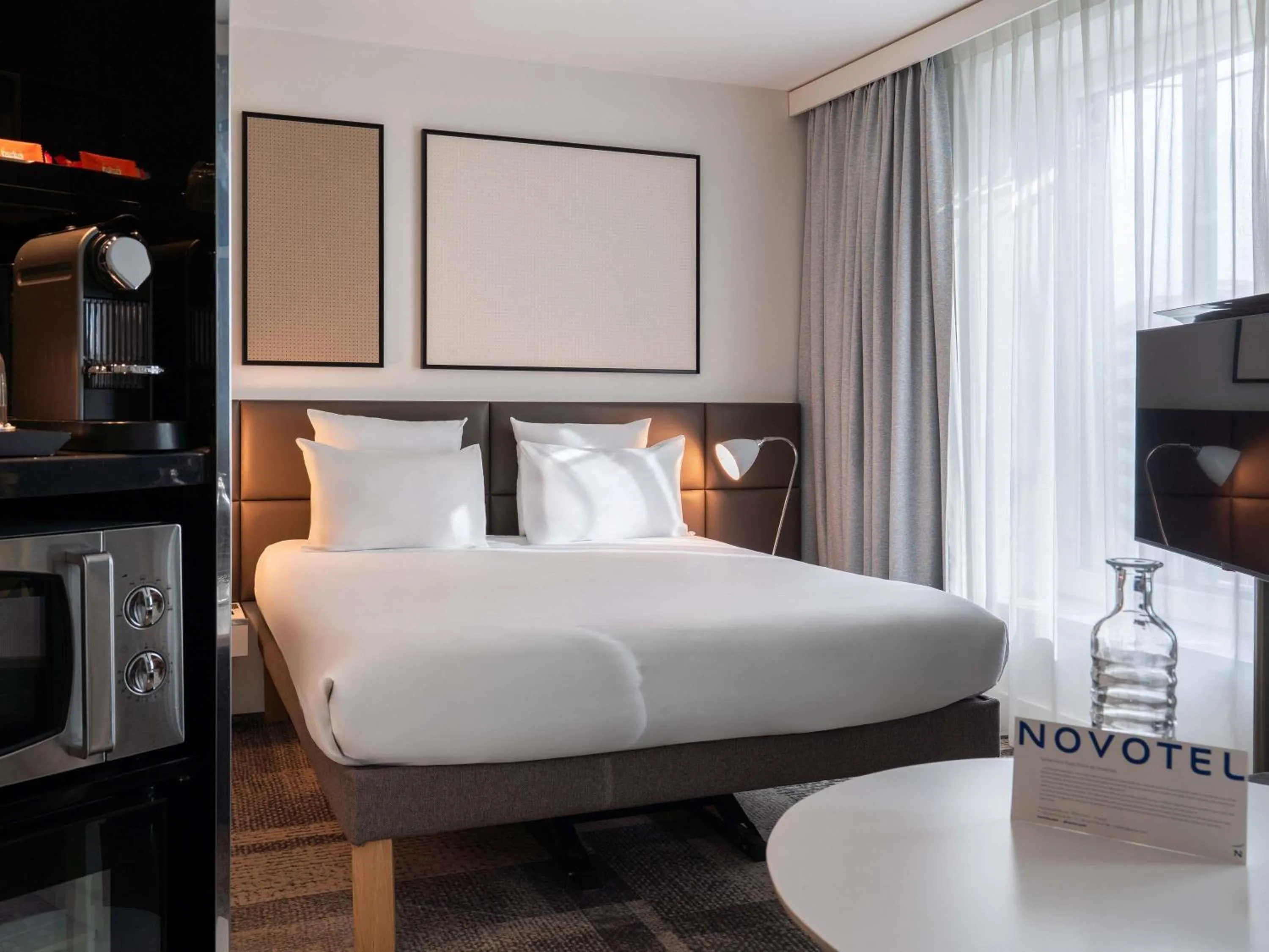 Bedroom, Bed in Novotel Suites Paris Expo Porte de Versailles