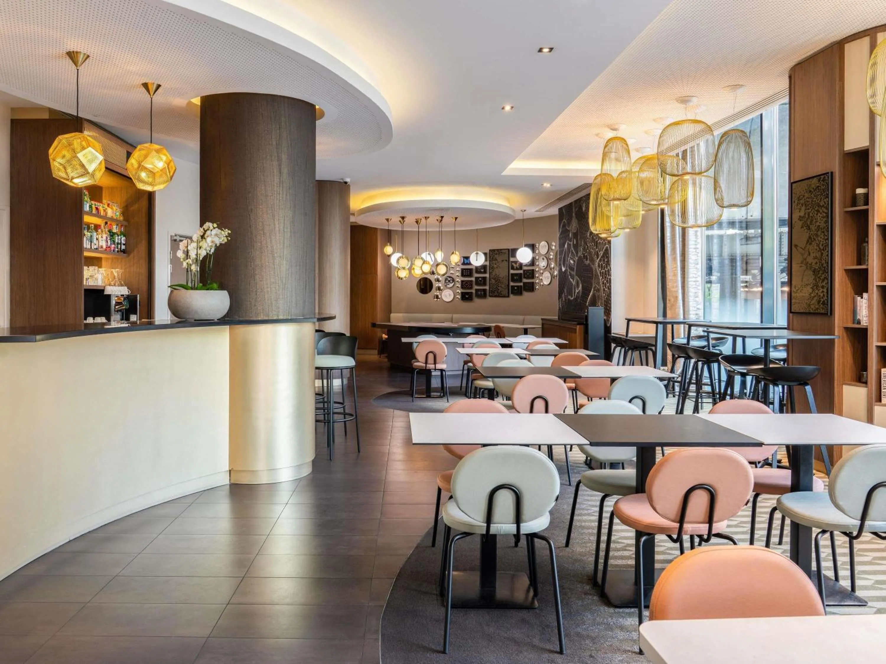 Lounge or bar in Novotel Suites Paris Expo Porte de Versailles