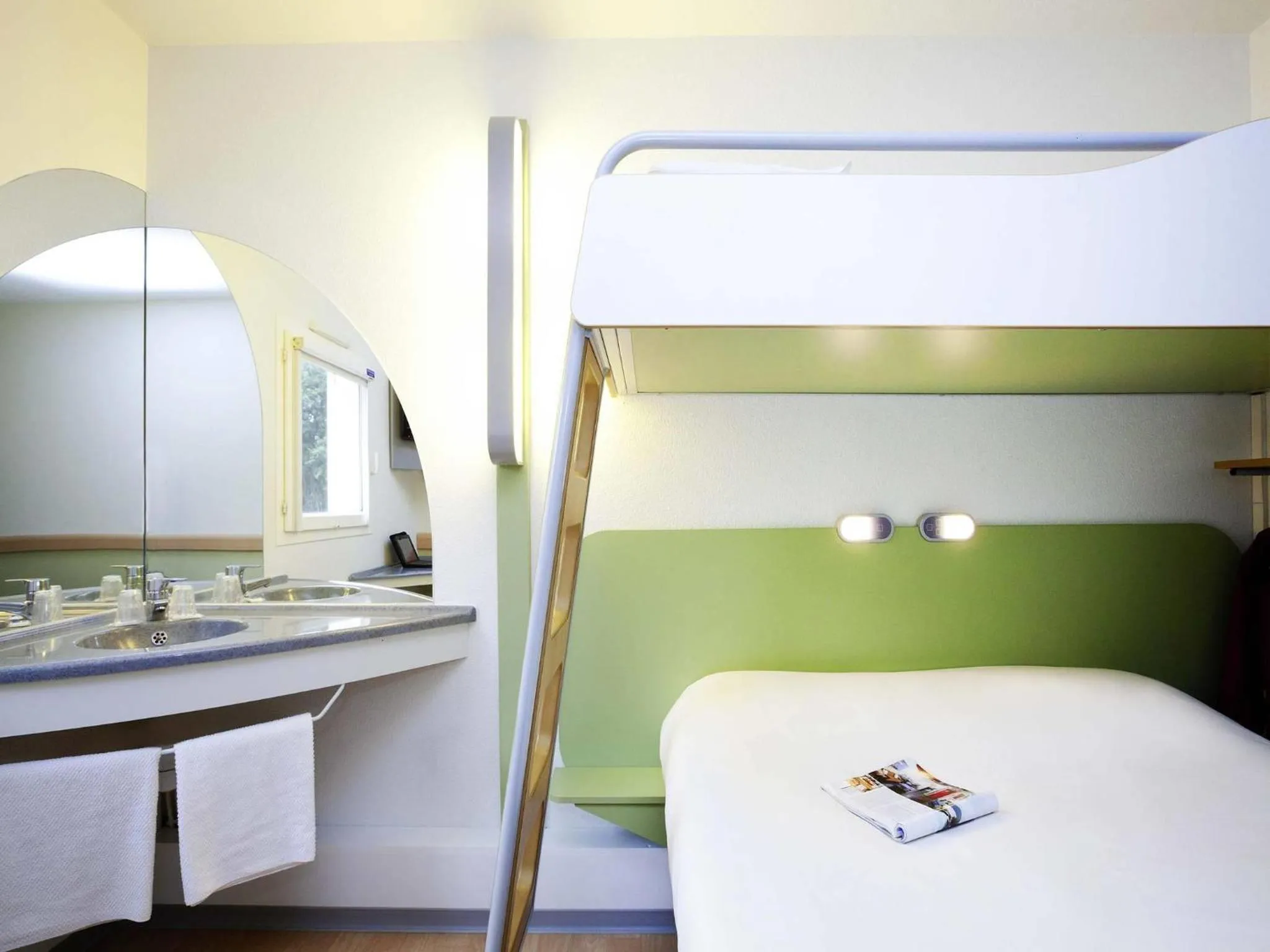 Bedroom, Bed in Ibis Budget Sisteron