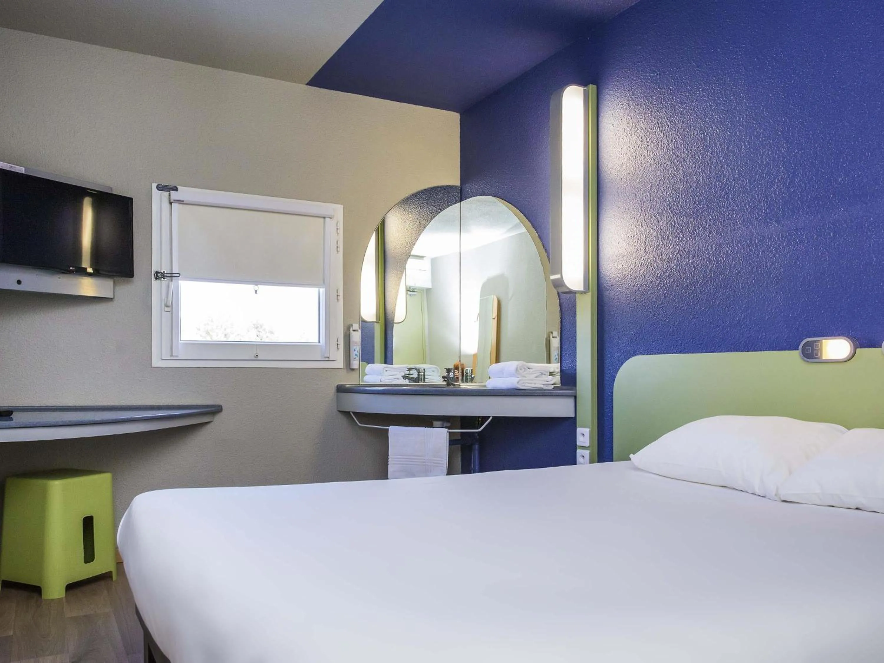 Bedroom, Bed in Ibis Budget Sisteron