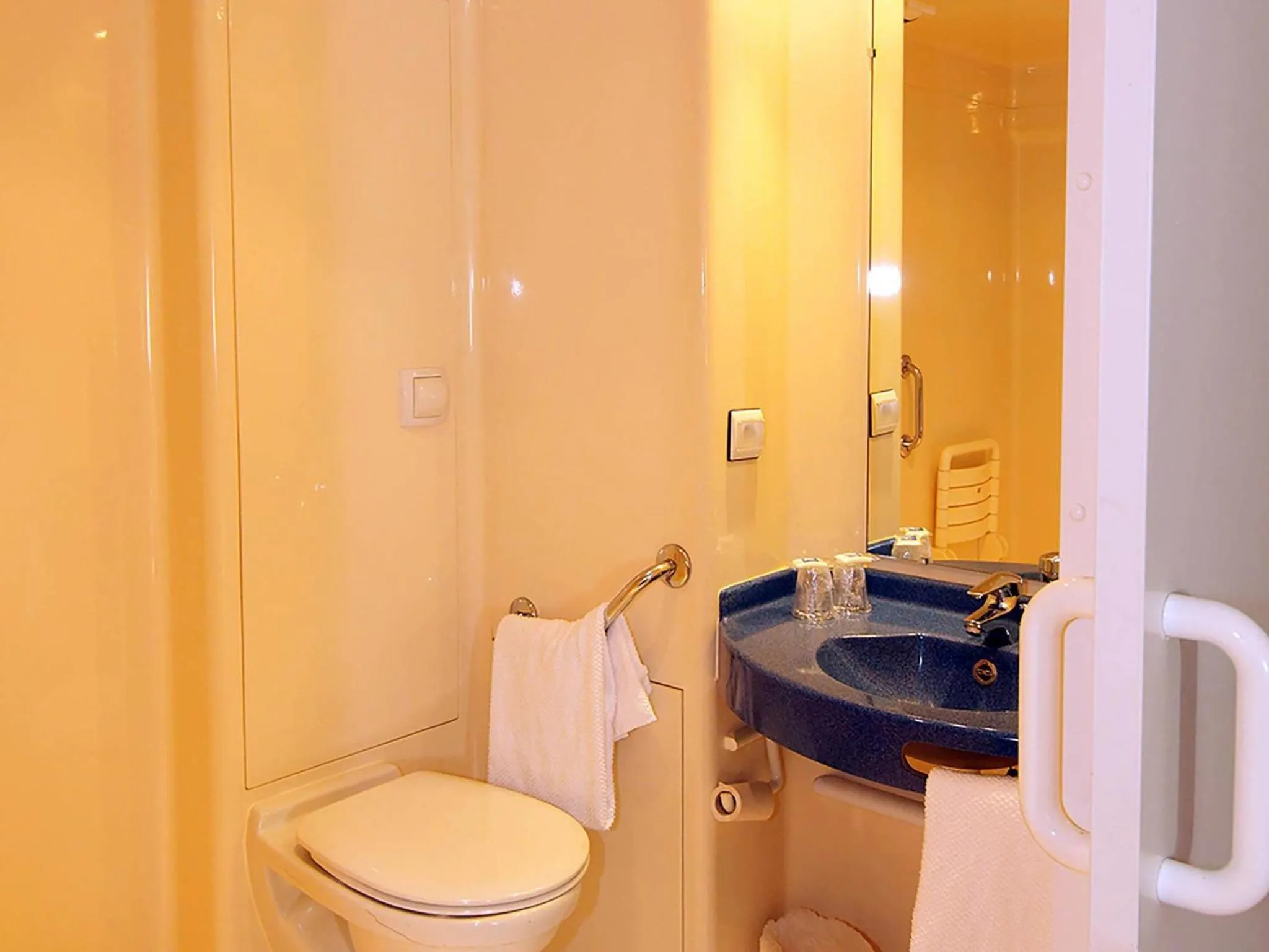 Bedroom in ibis budget Rochefort