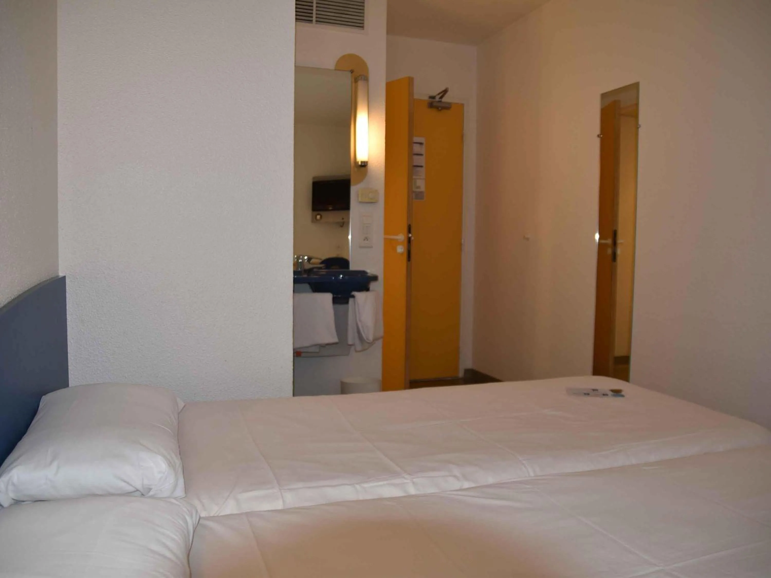 Bedroom, Bed in ibis budget Rochefort
