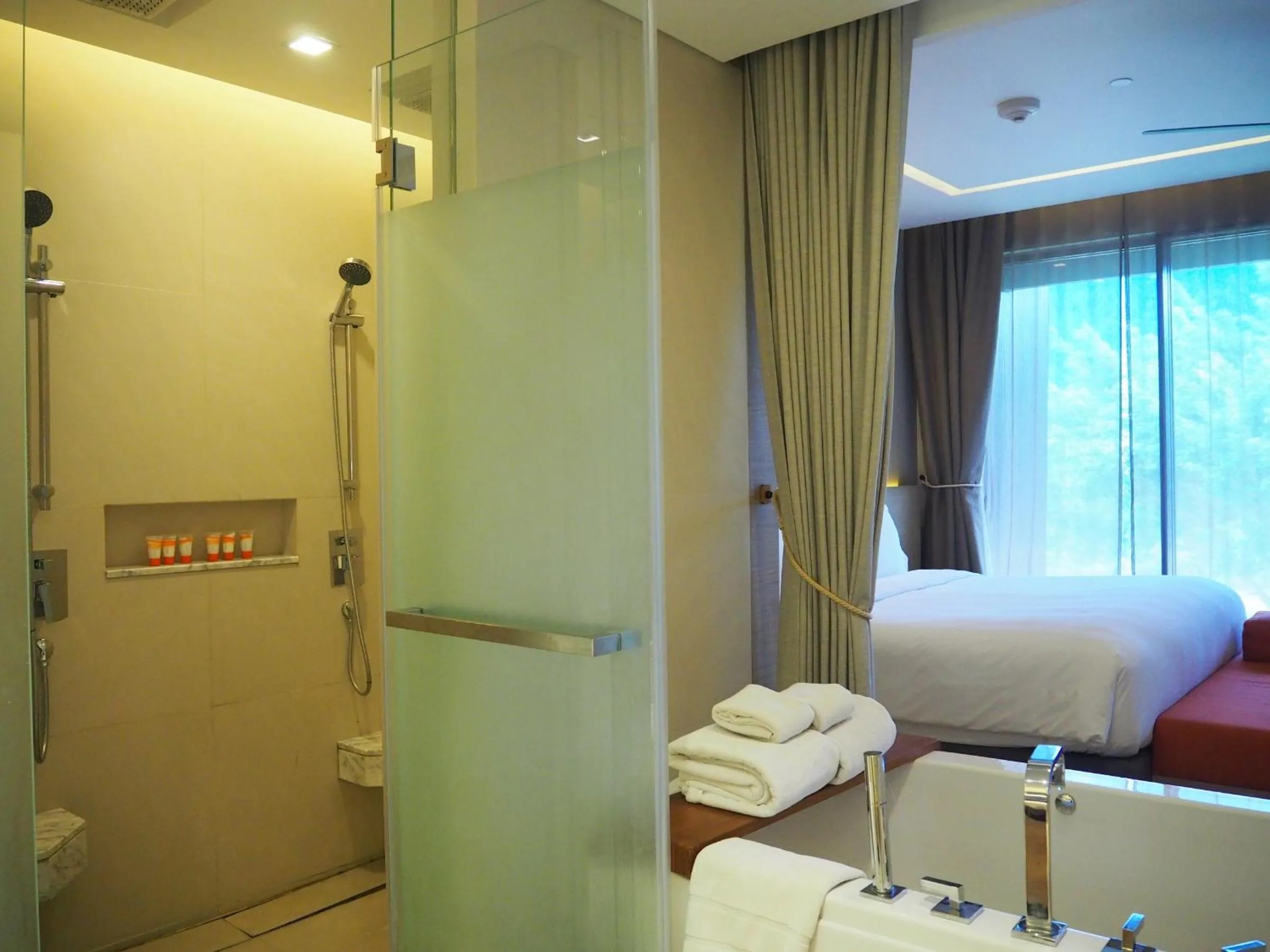 Bathroom, Bed in dusitD2 Khao Yai