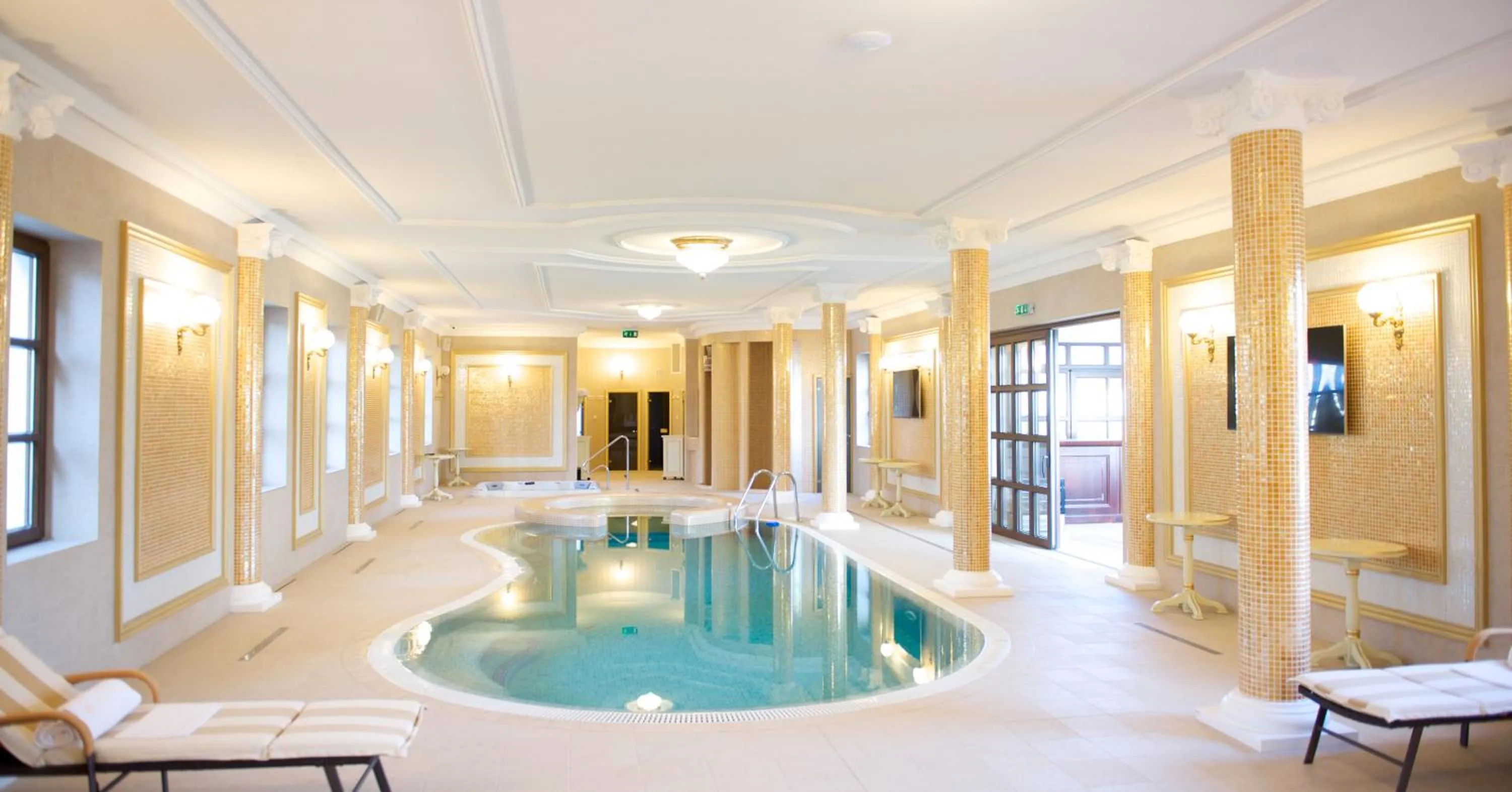 Swimming pool in Forgách Kastély