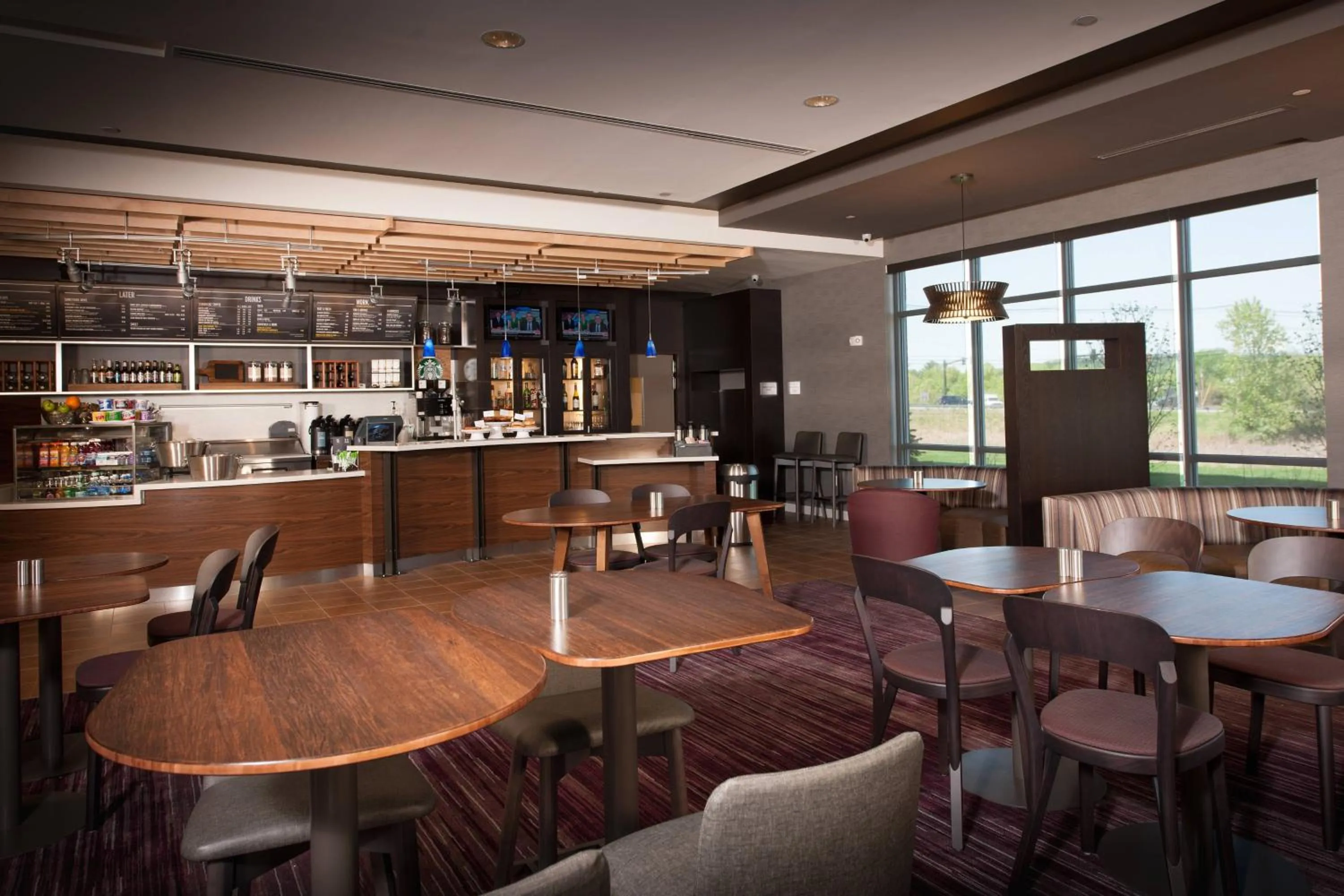 Lounge or bar in Courtyard by Marriott Boston Littleton