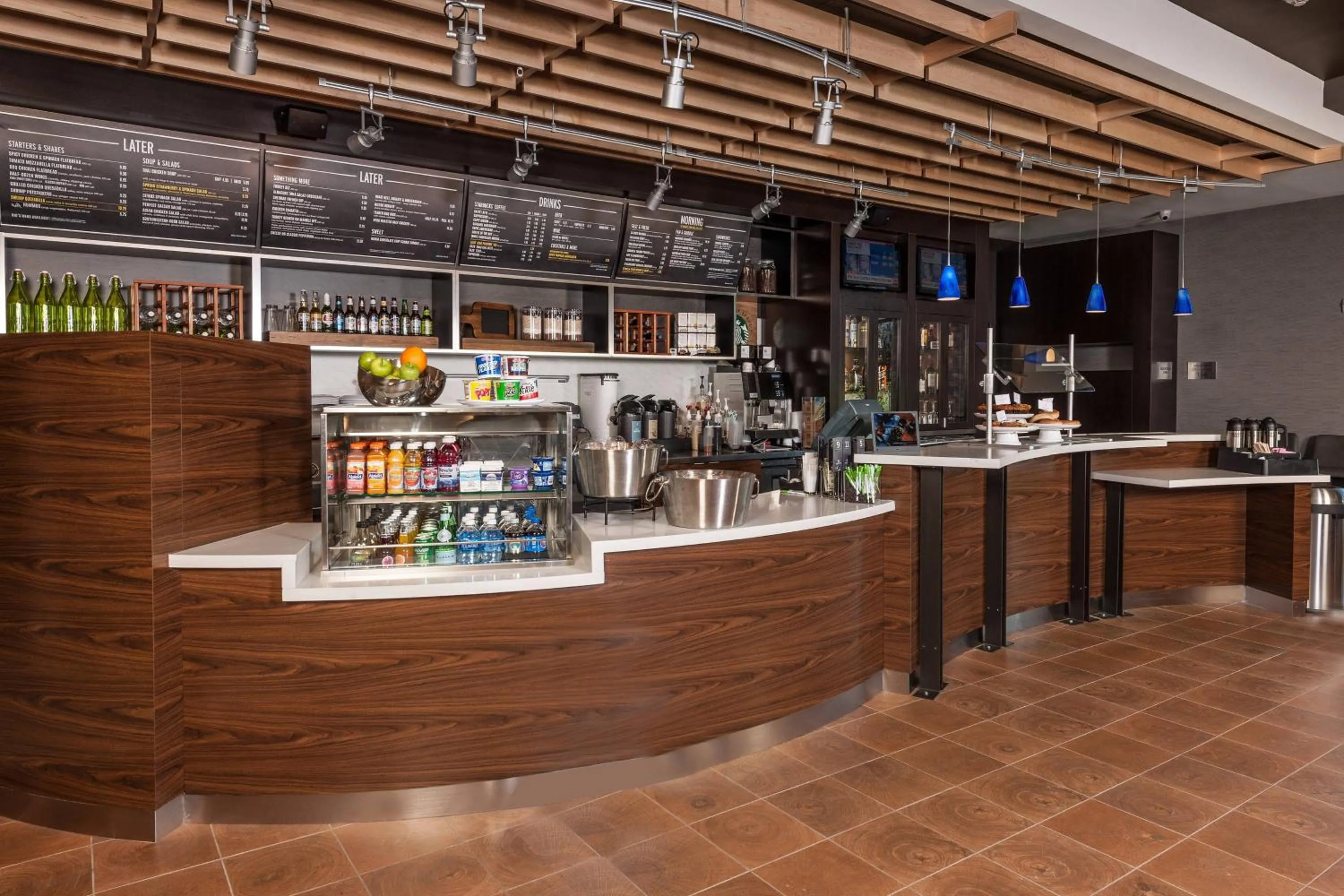 Lounge or bar in Courtyard by Marriott Boston Littleton