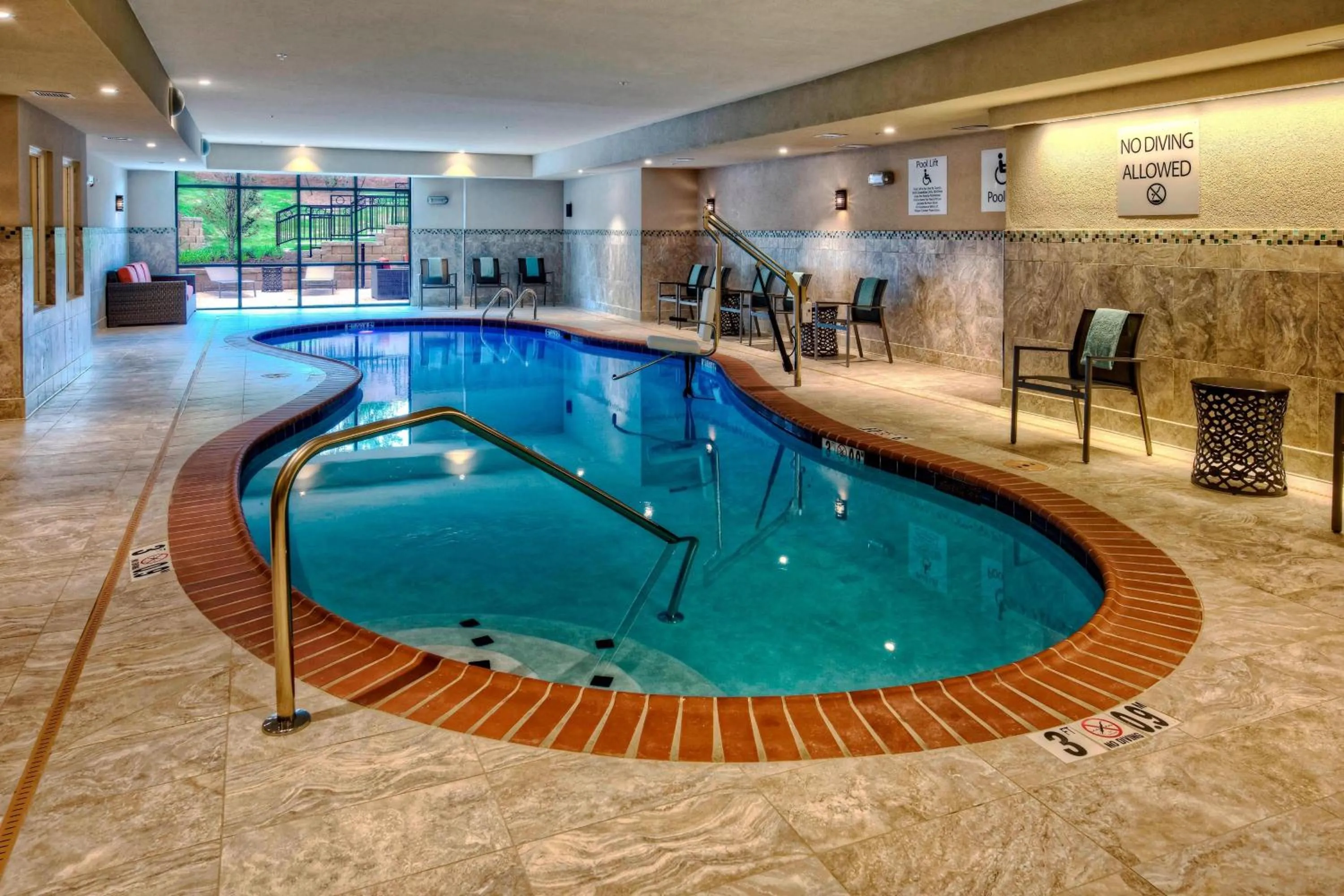 Swimming pool in Courtyard by Marriott Oxford