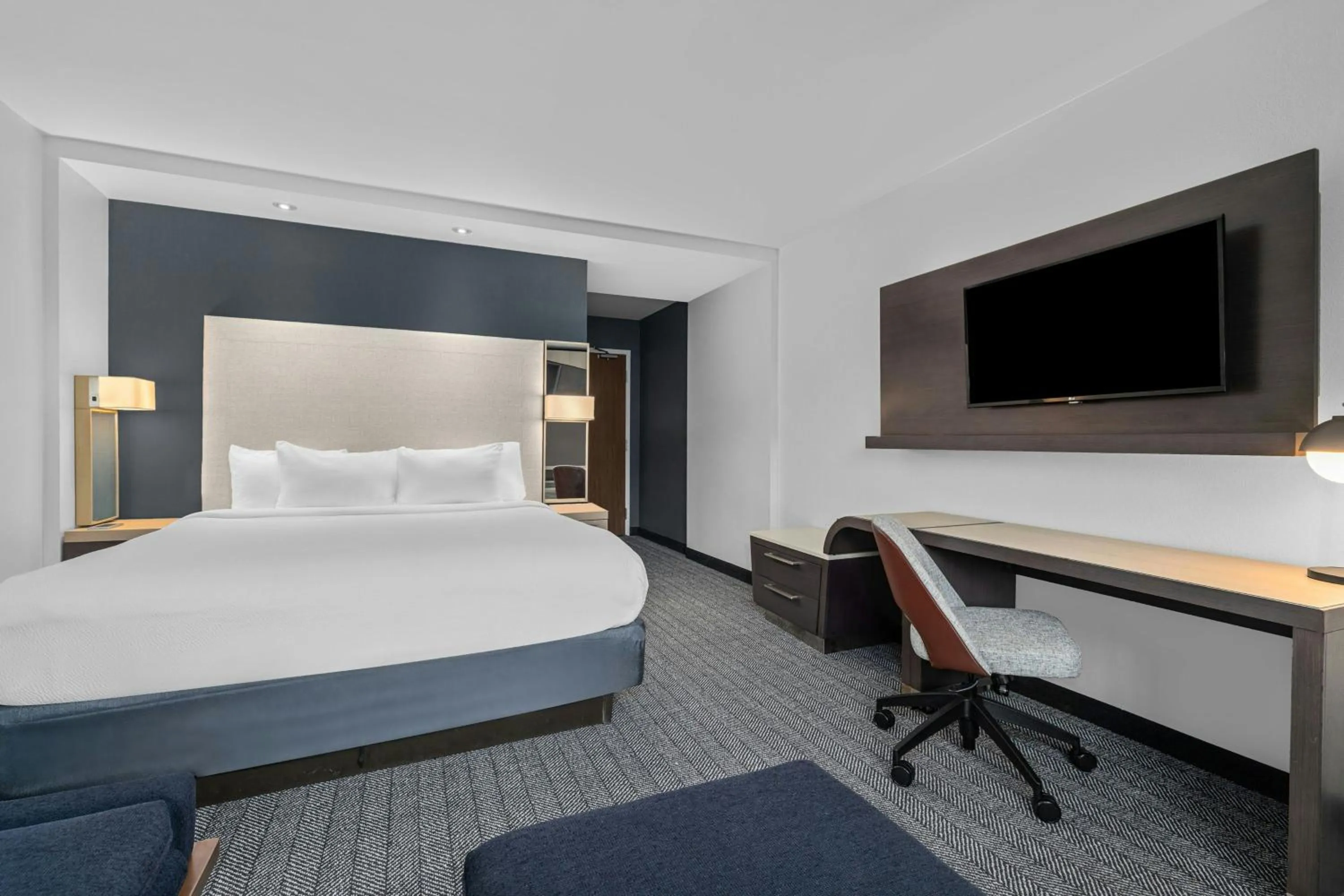 Photo of the whole room, Bed in Courtyard by Marriott Oxford