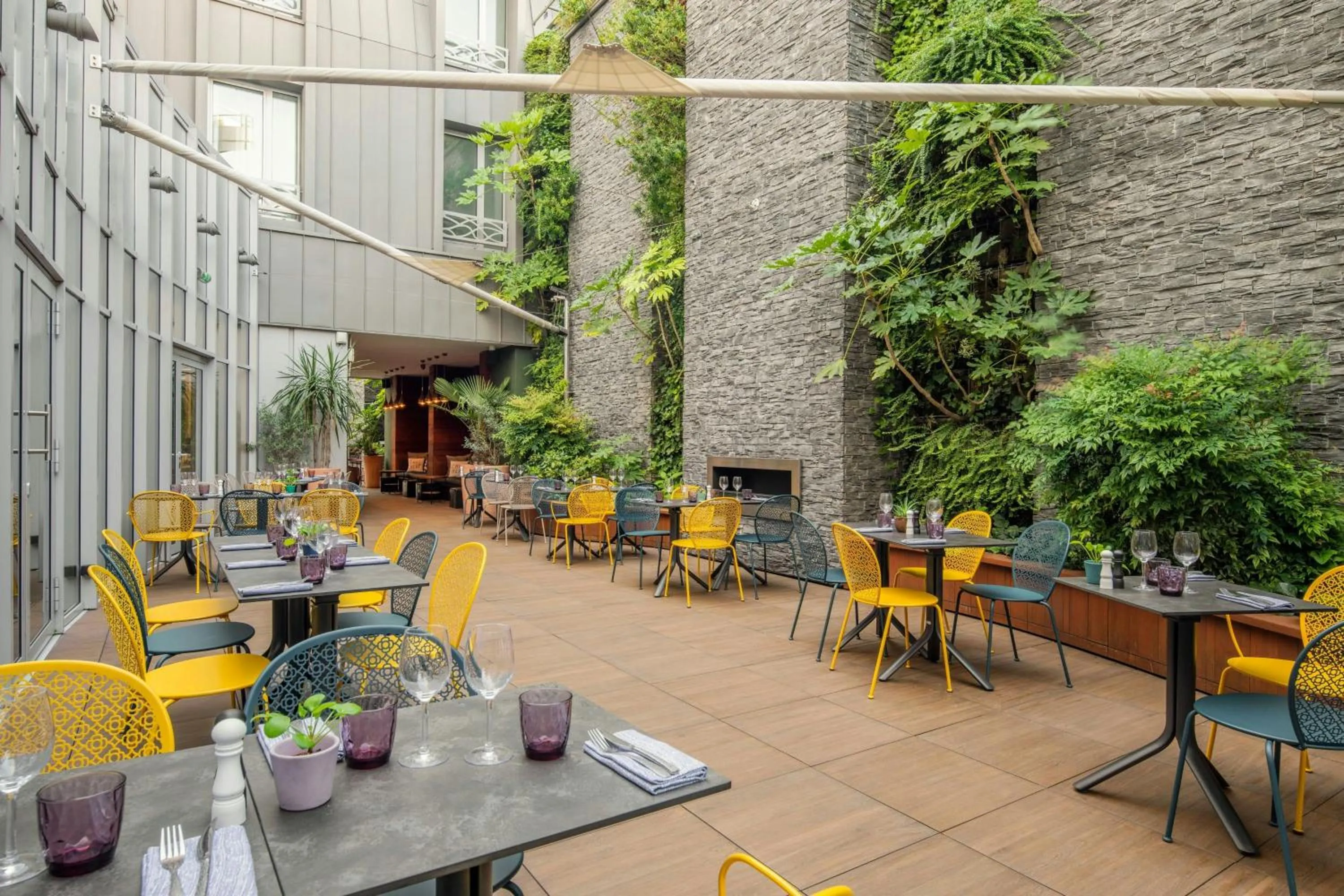 Restaurant/places to eat in Renaissance Paris Republique Hotel & Spa