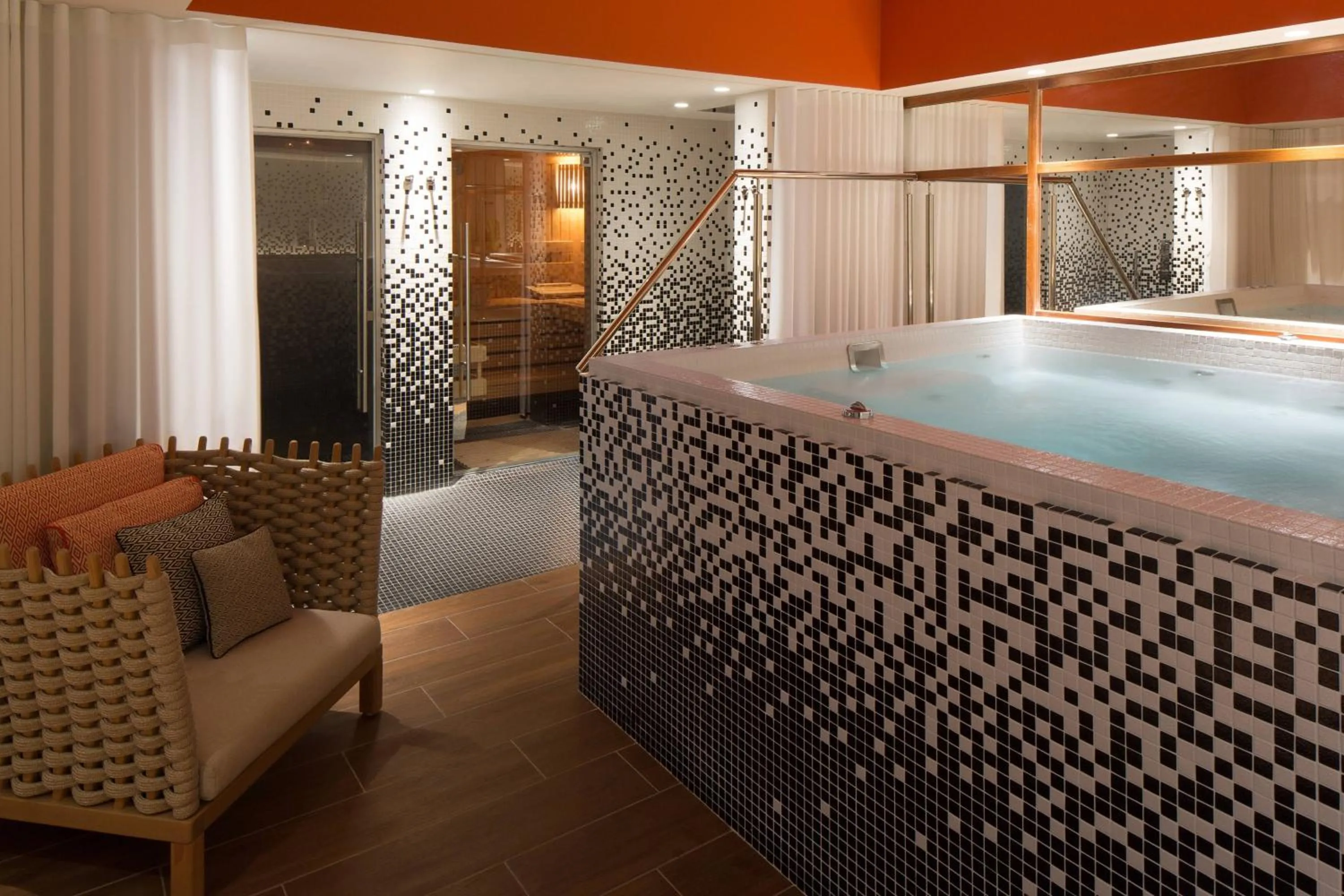 Spa and wellness centre/facilities in Renaissance Paris Republique Hotel & Spa