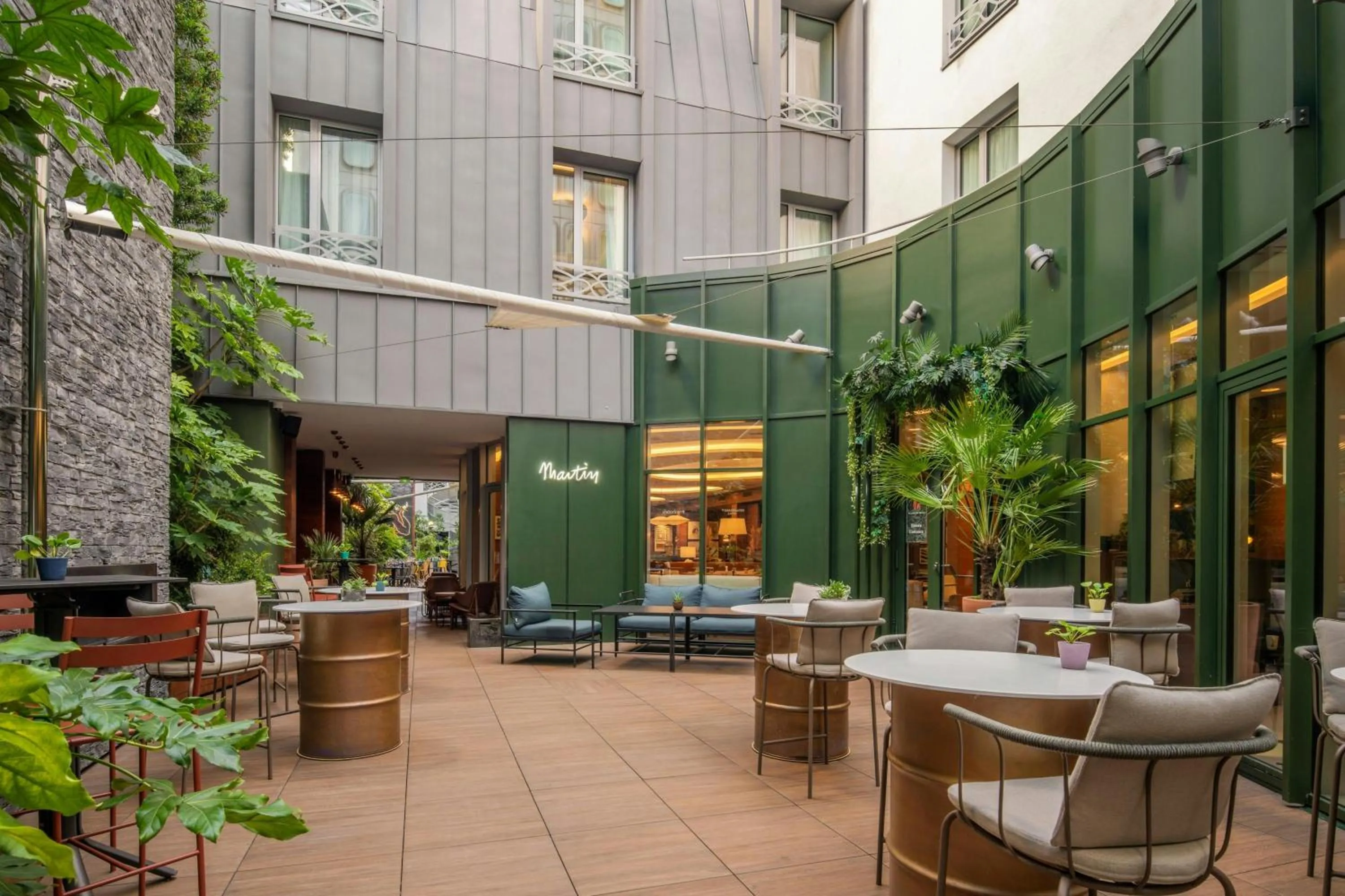 Lounge or bar in Renaissance Paris Republique Hotel & Spa