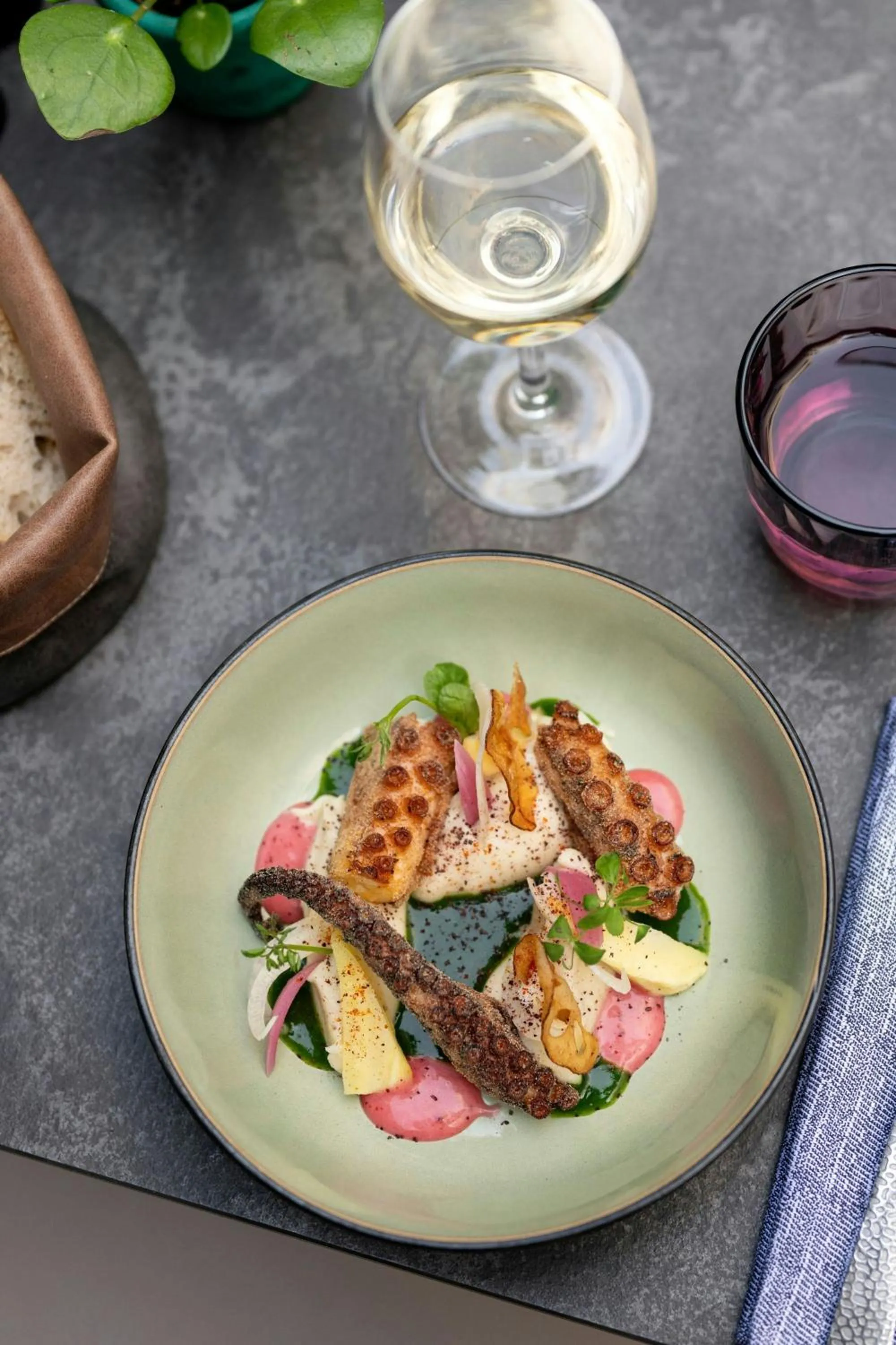 Restaurant/places to eat in Renaissance Paris Republique Hotel & Spa