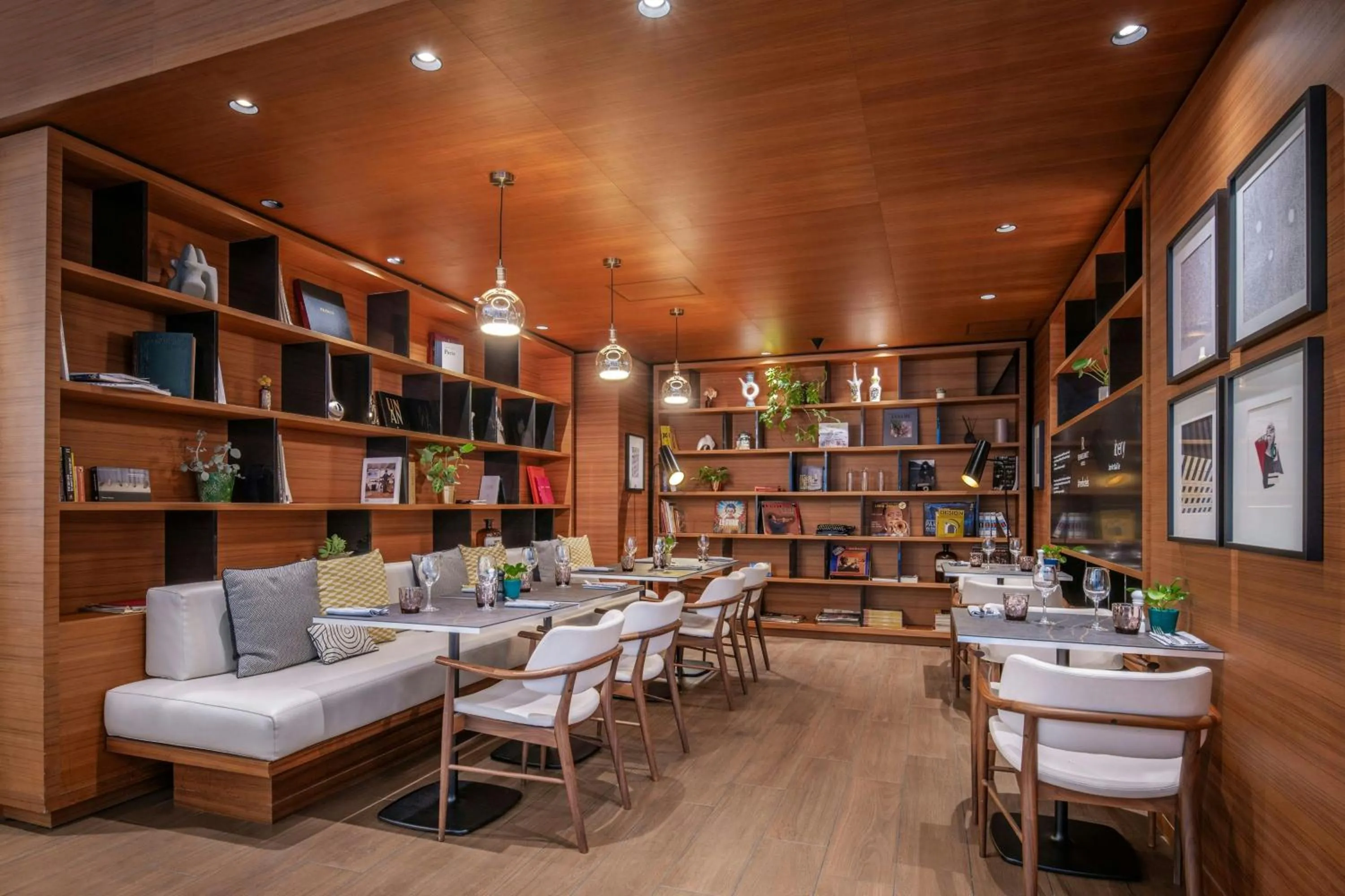 Restaurant/places to eat in Renaissance Paris Republique Hotel & Spa