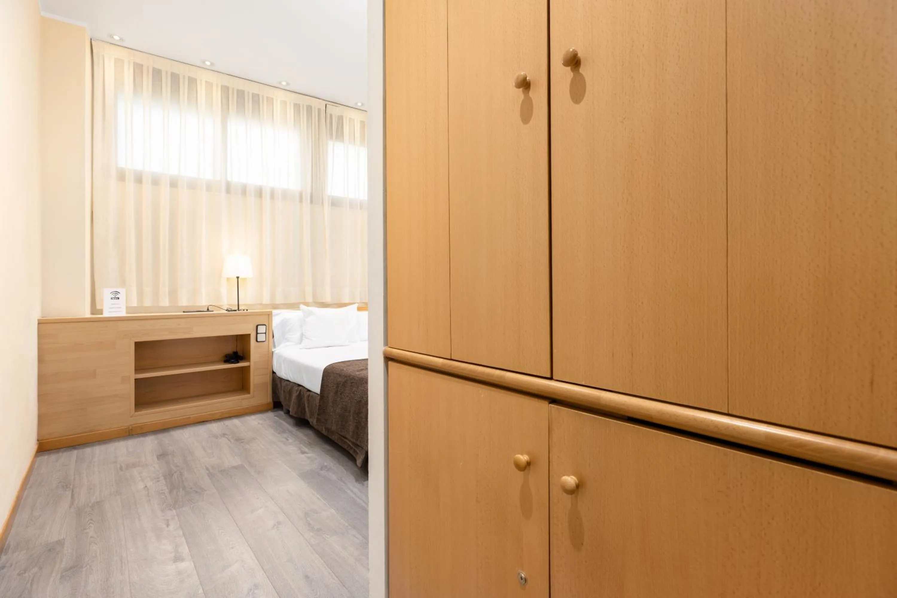 wardrobe, Bed in Apartamentos DV