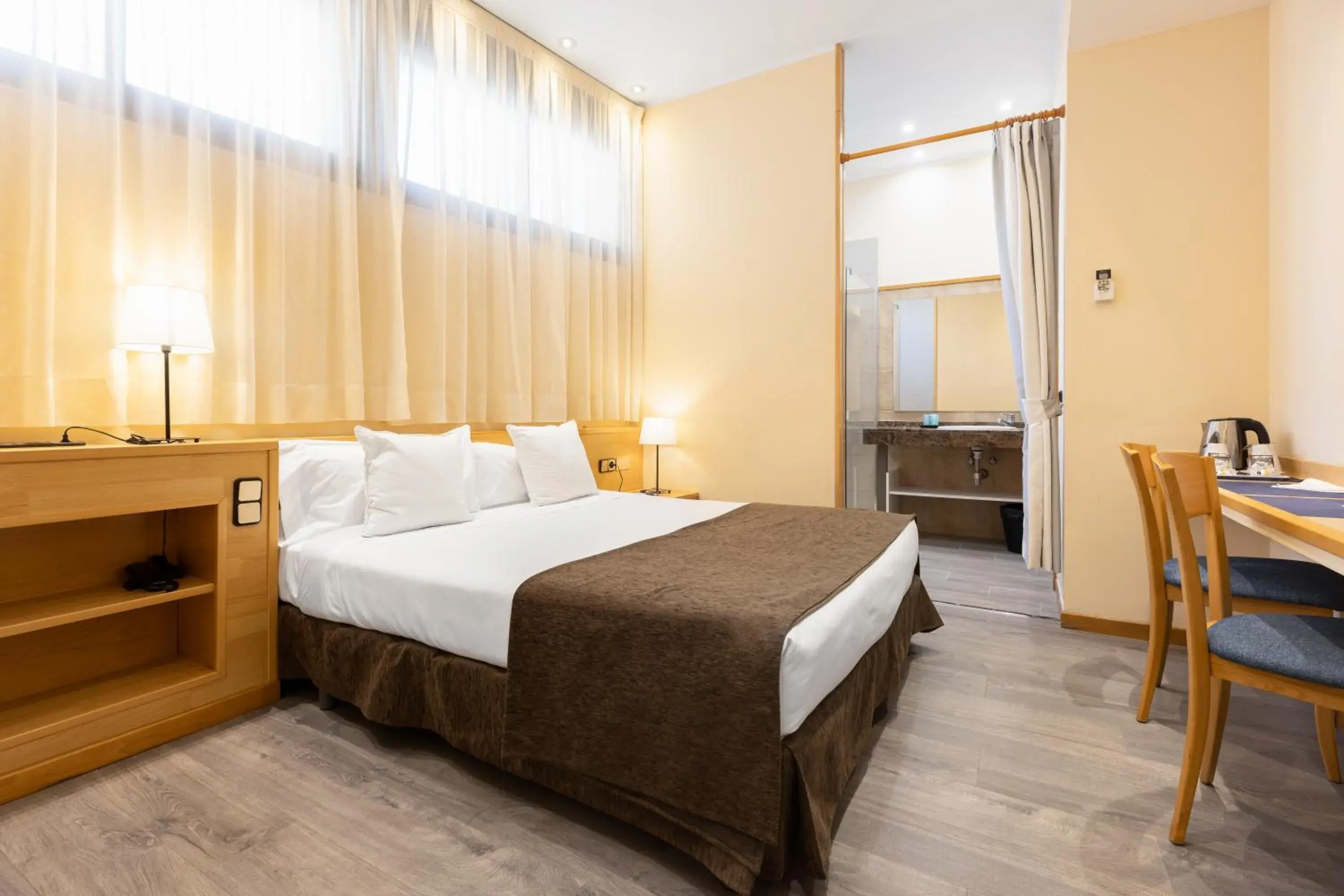 Double Room with Private Bathroom in Apartamentos DV Double Room with Private Bathroom in Apartamentos DV