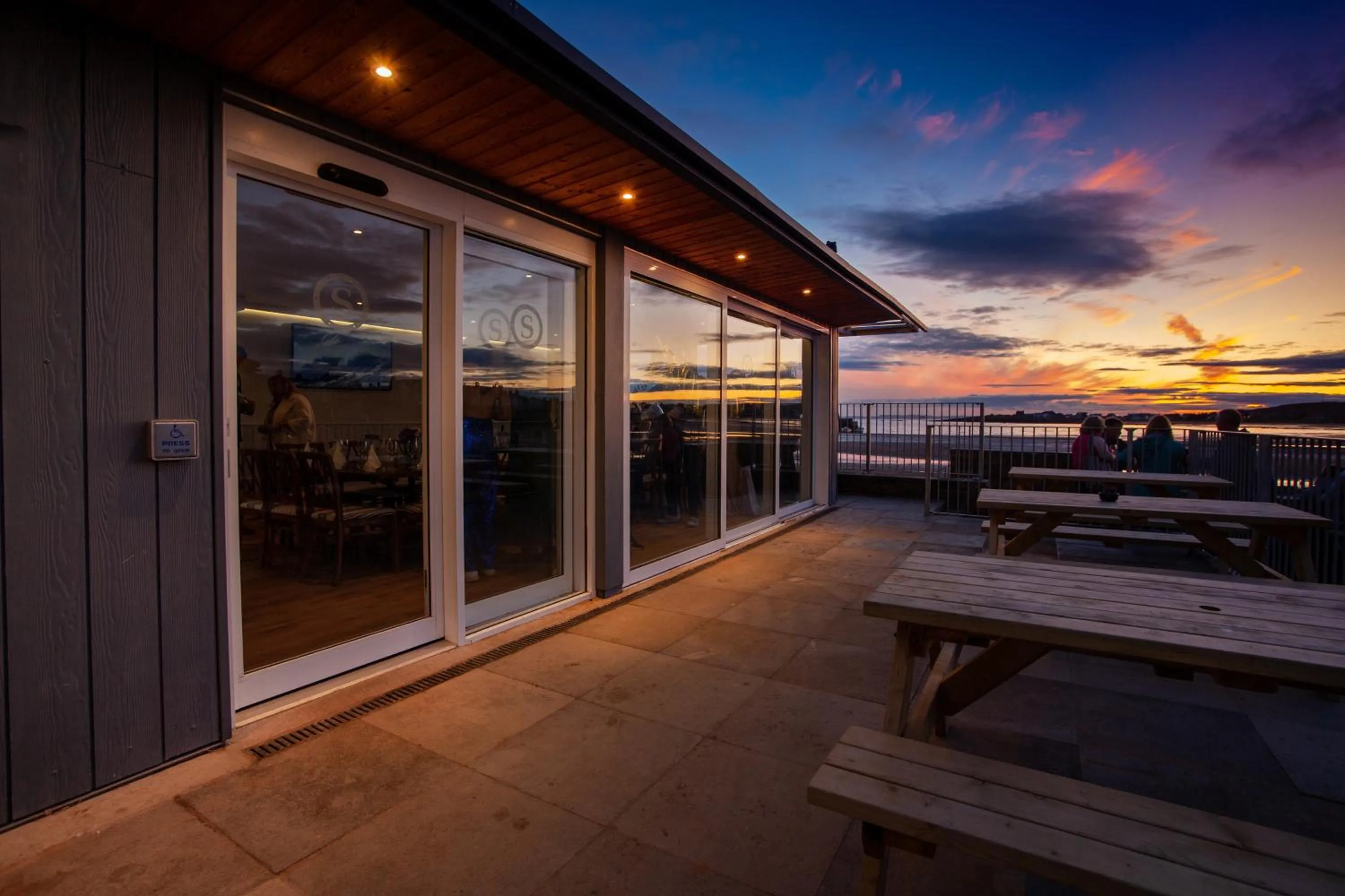 Restaurant/places to eat in The Ship Inn