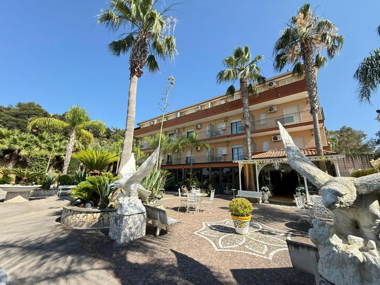 Property building in Hotel Happy Days