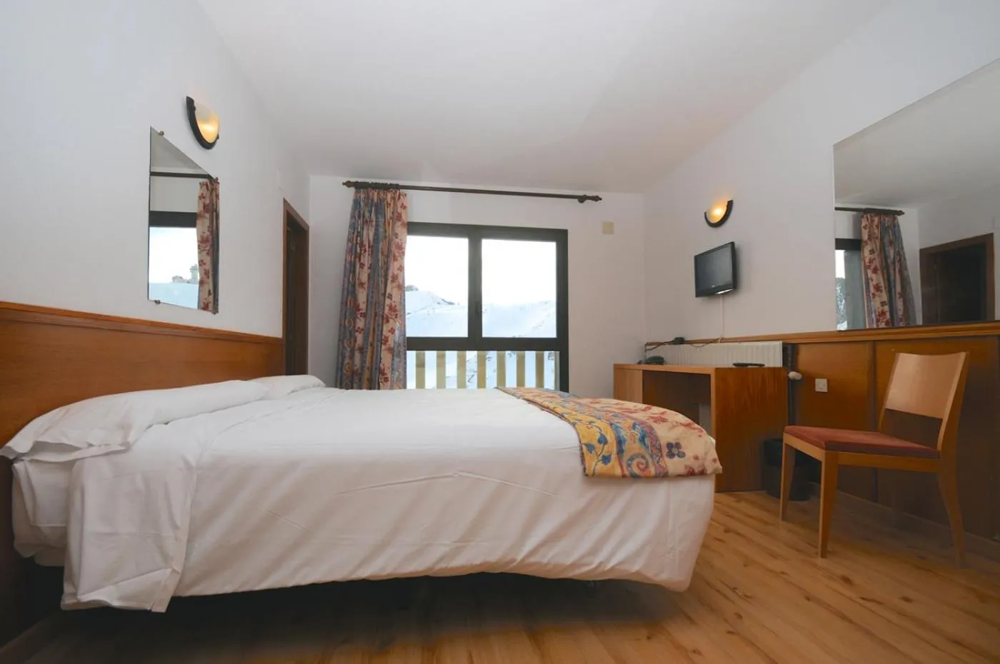 Photo of the whole room, Bed in Pic Maià Mountain Hotel