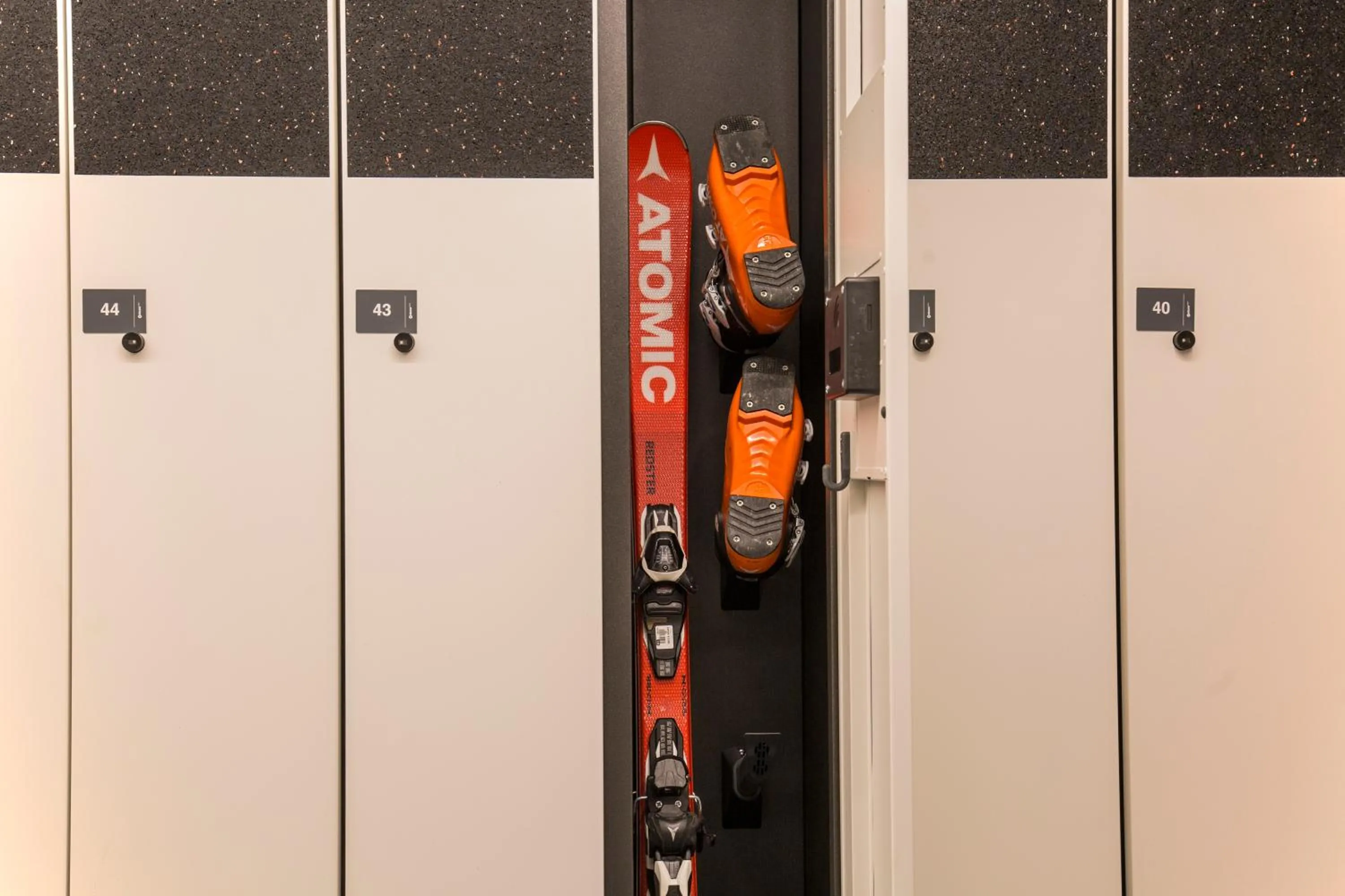 Skiing in Pic Maià Mountain Hotel