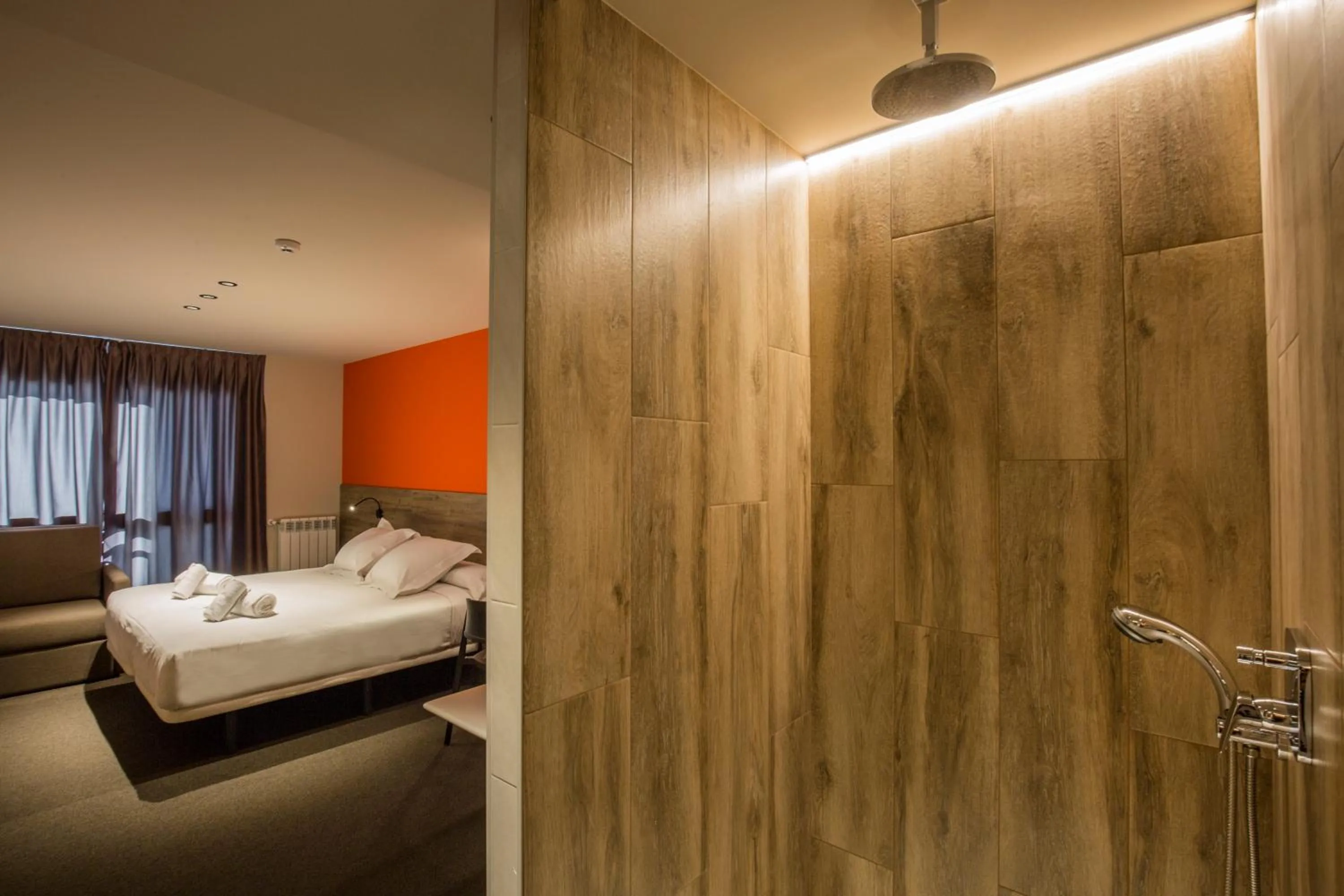 Bathroom, Bed in Pic Maià Mountain Hotel