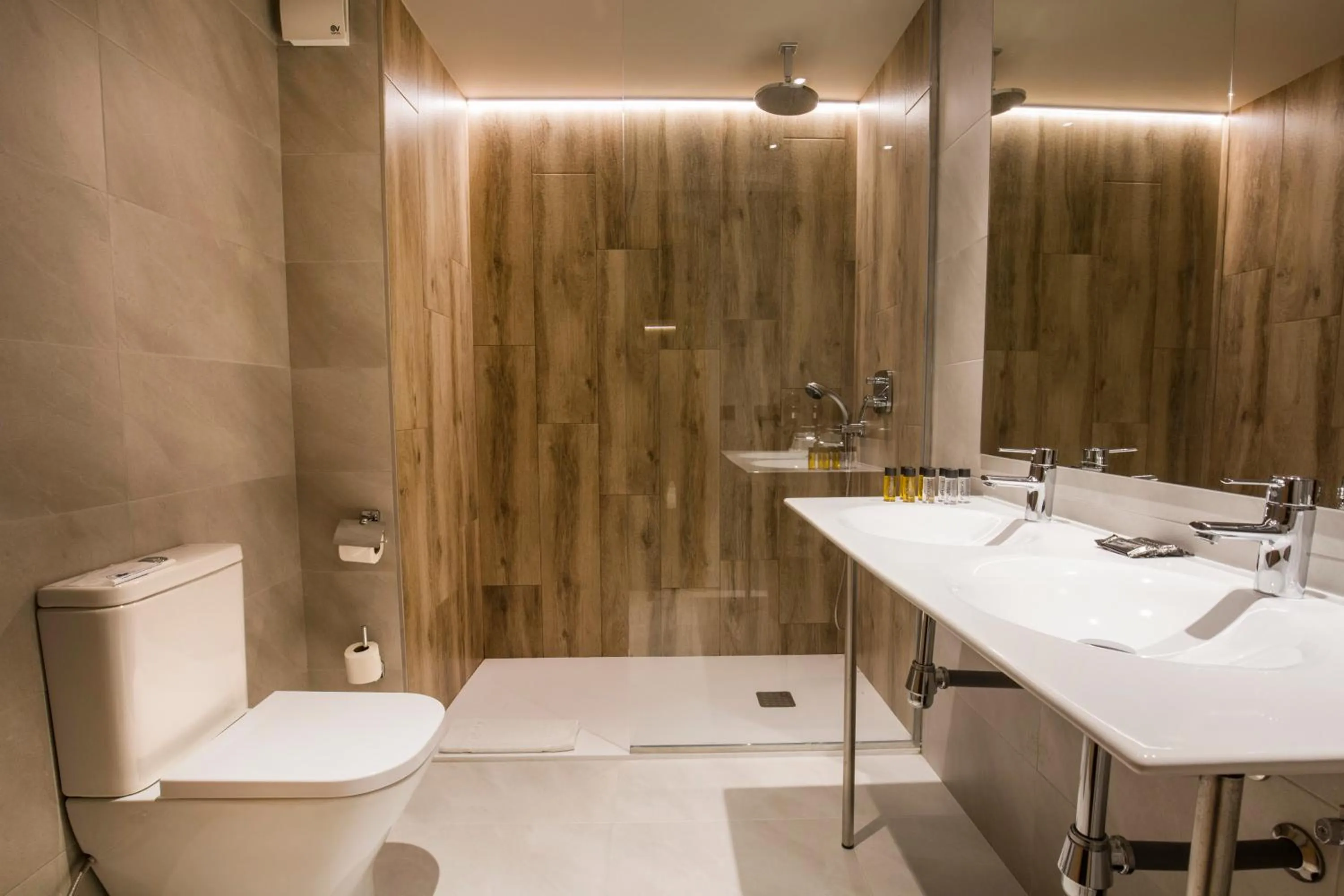 Shower in Pic Maià Mountain Hotel