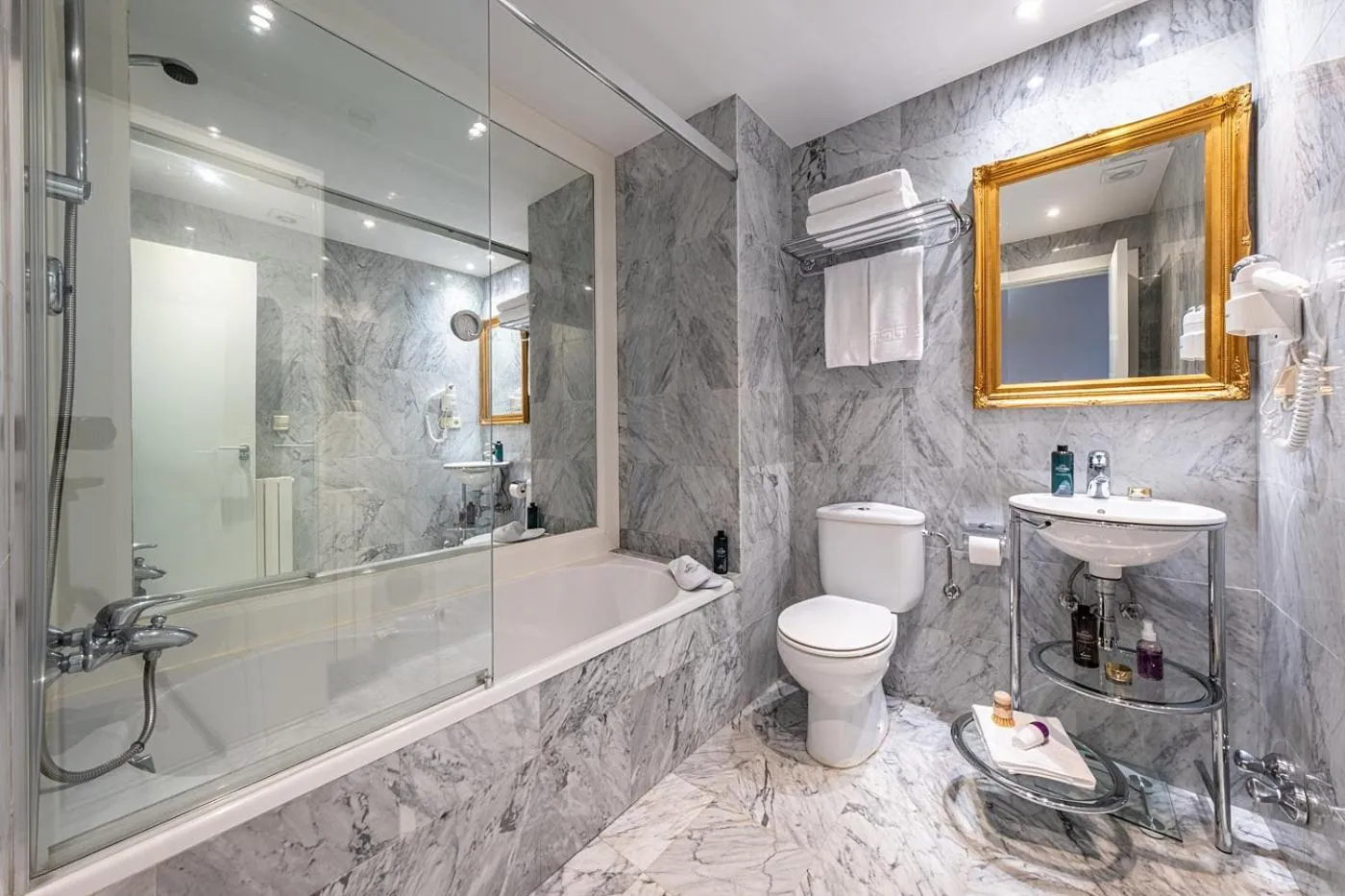 Bathroom in Hotel Caribou