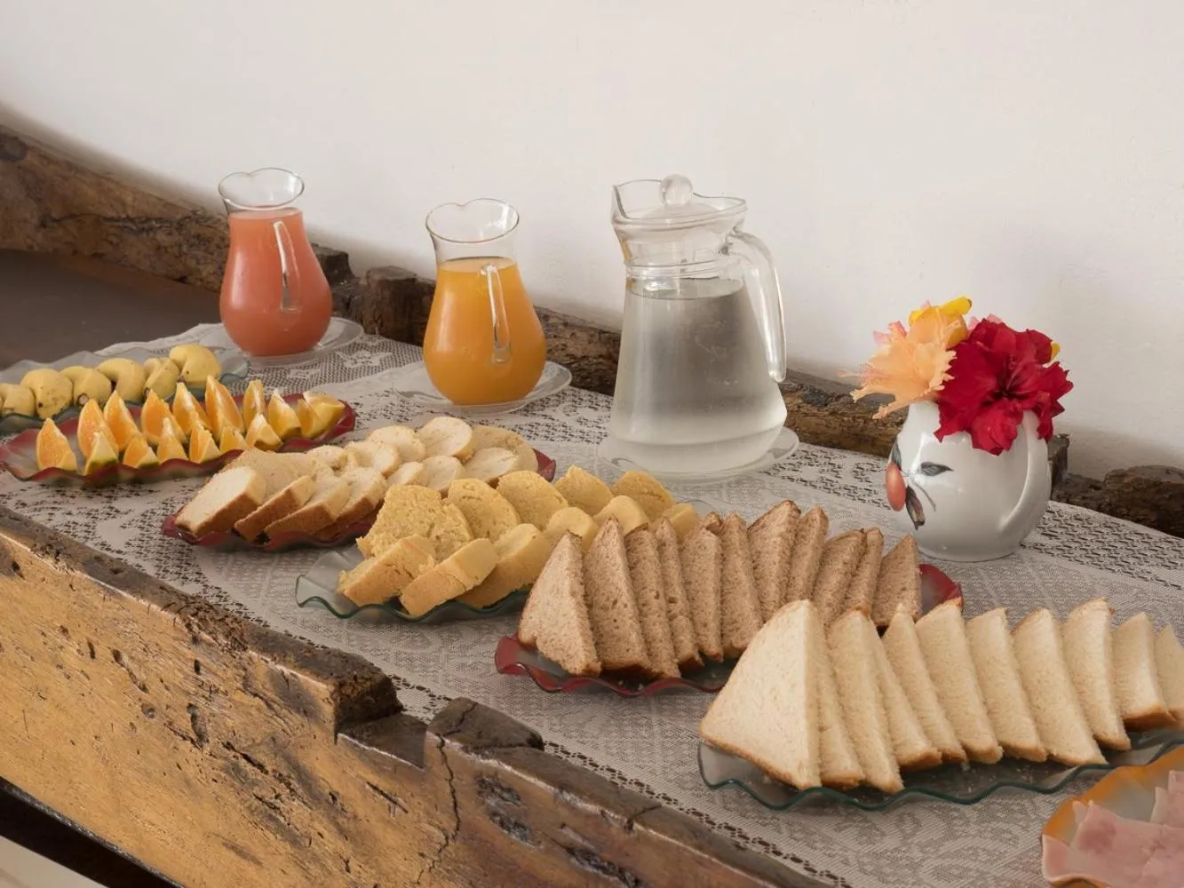 Buffet breakfast in Pousada Toca do Mar