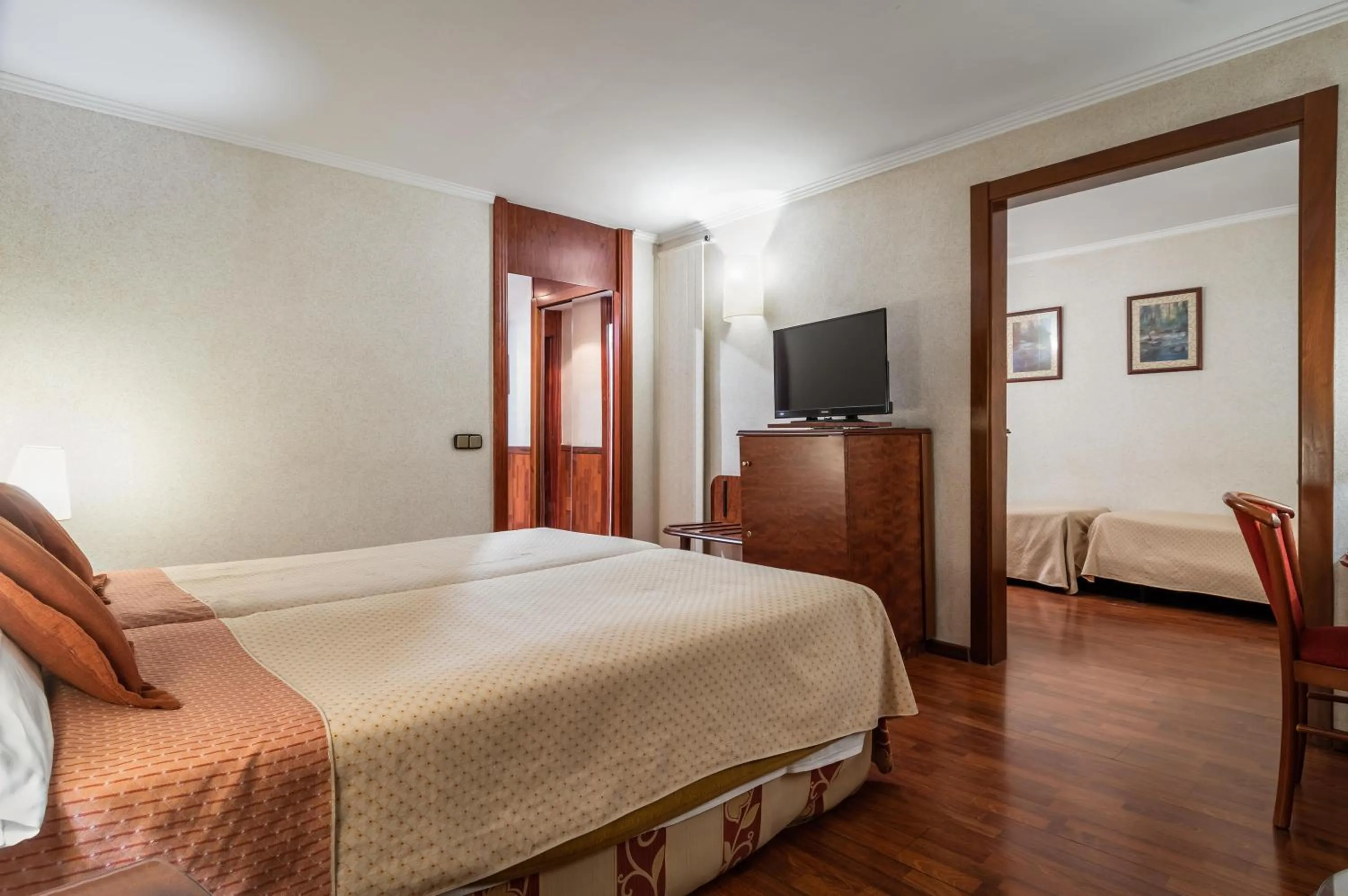 Photo of the whole room, Bed in ALEGRIA President