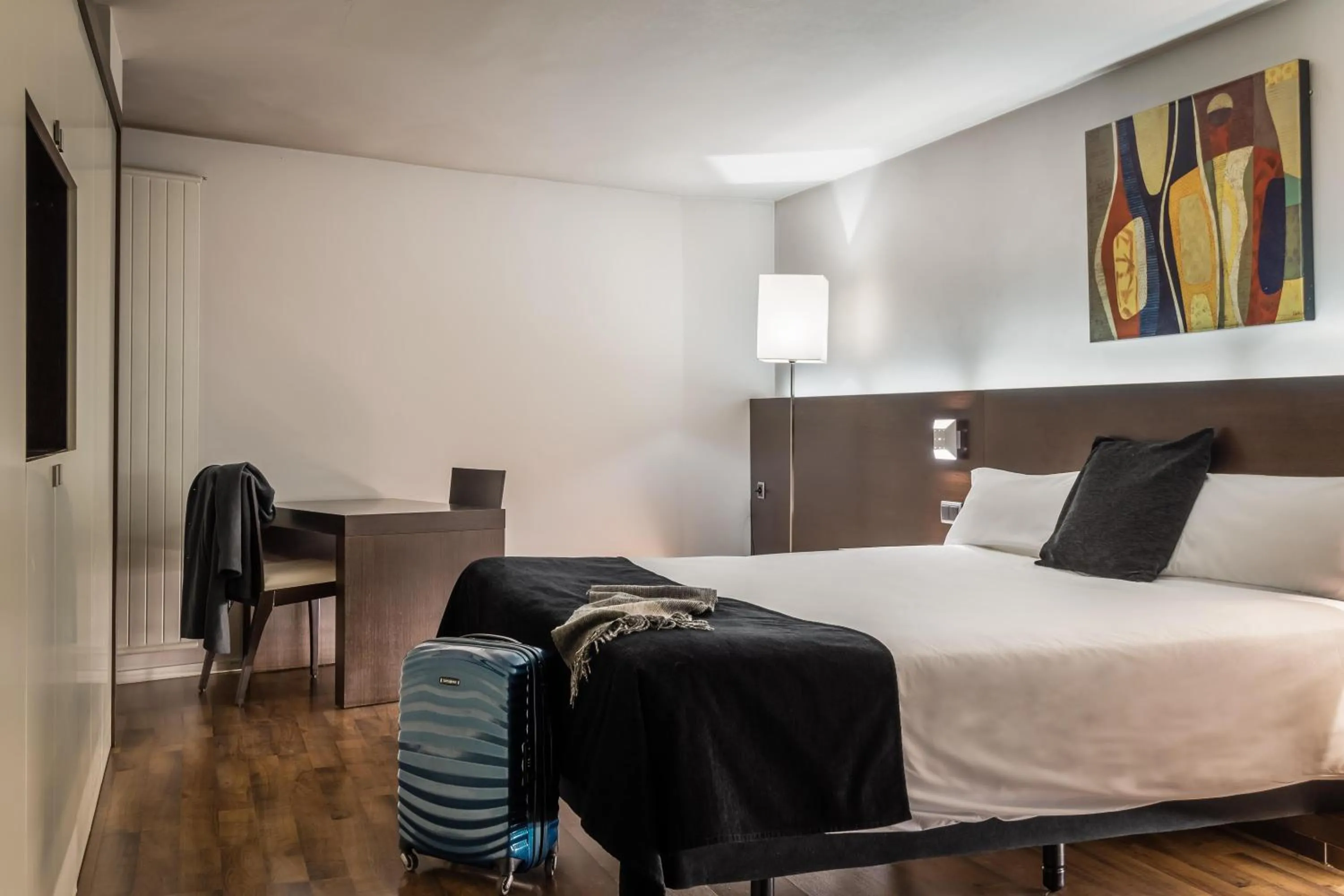 Photo of the whole room, Bed in ALEGRIA President