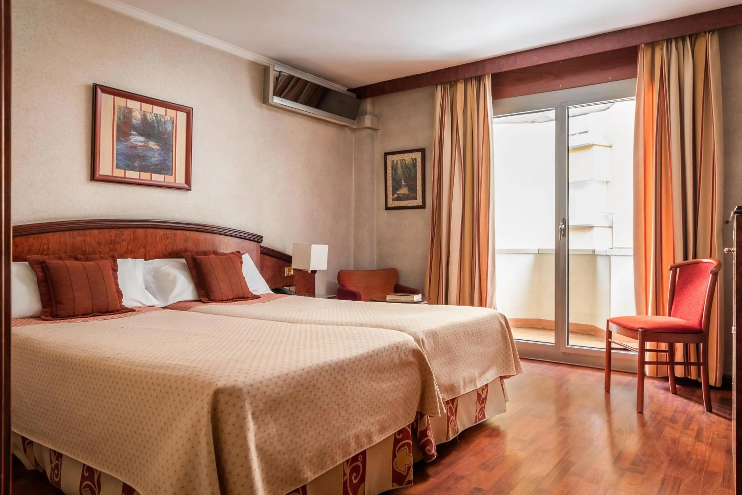 Photo of the whole room, Bed in ALEGRIA President